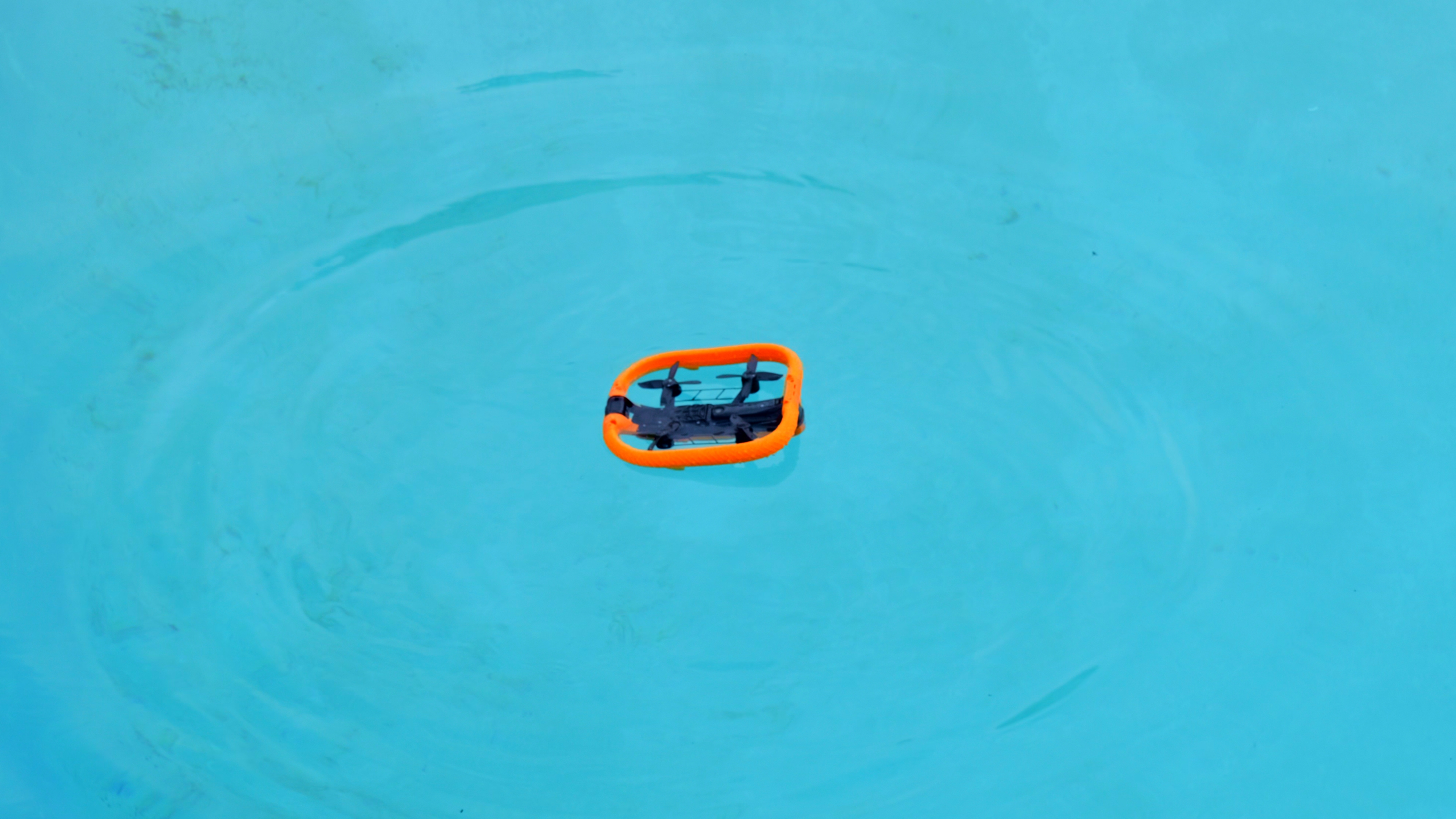 HoverAir Aqua התהפך