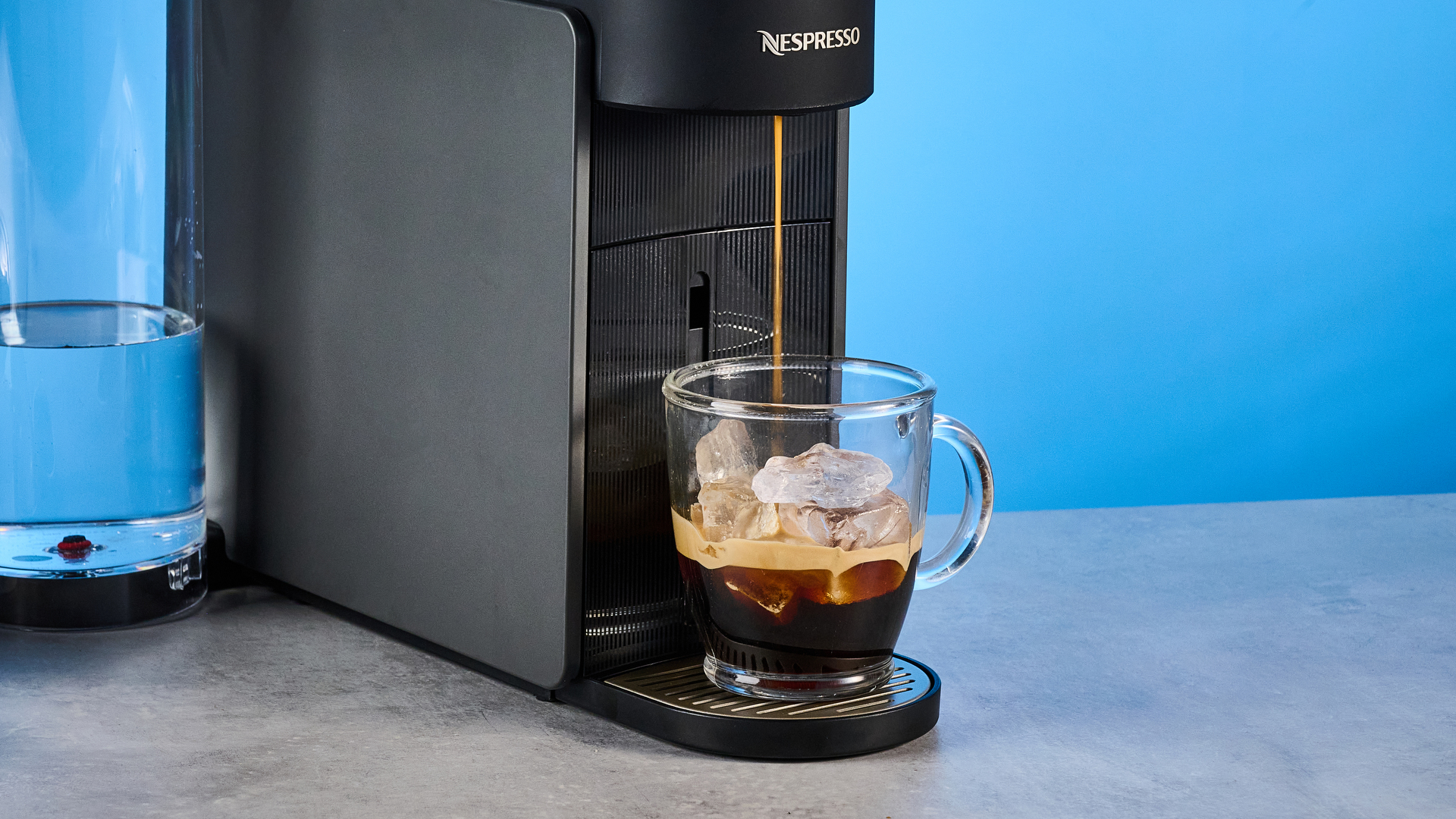 מכונת nespresso vertuo up מצולמת על רקע כחול