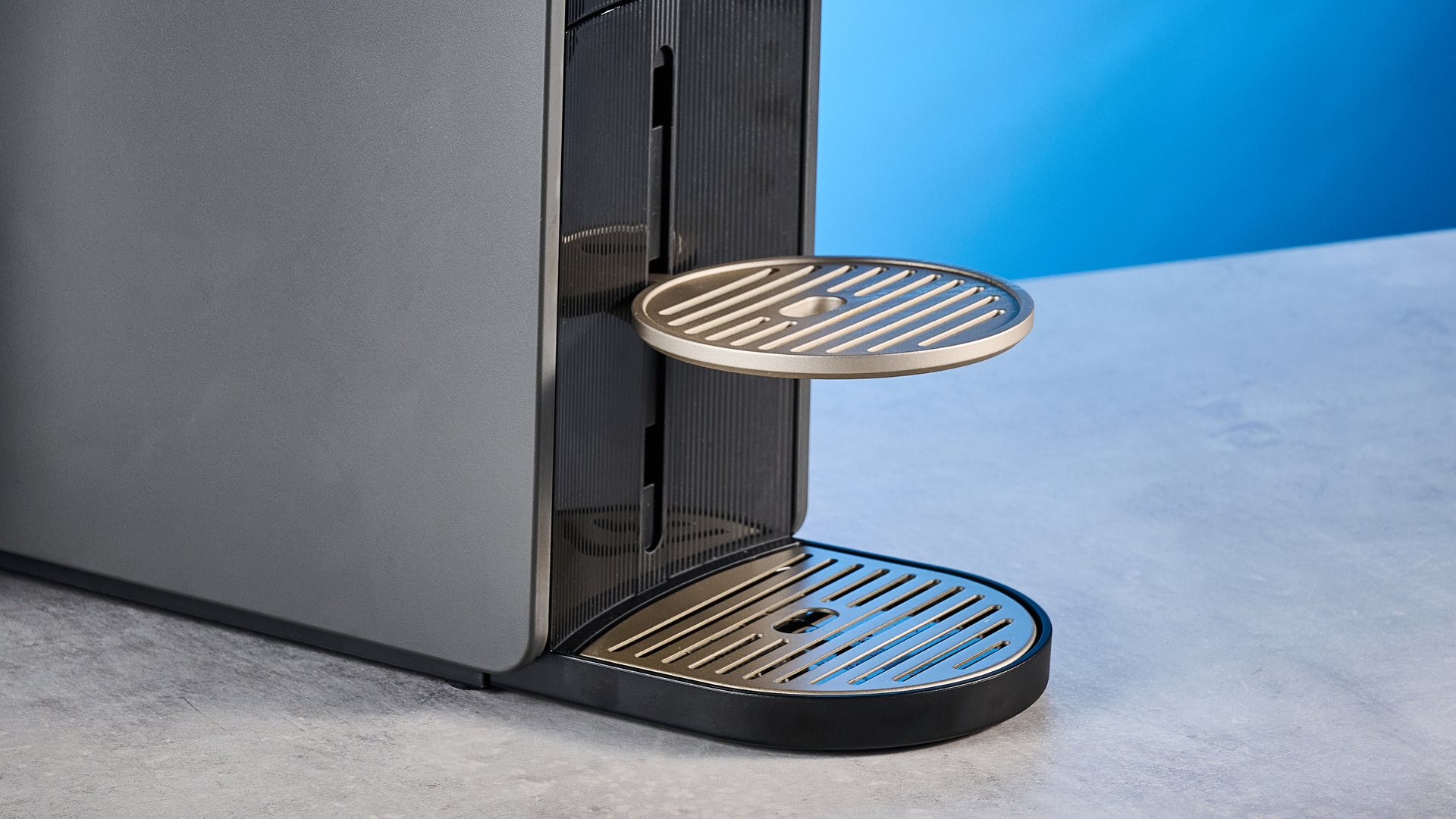 מכונת nespresso vertuo up מצולמת על רקע כחול