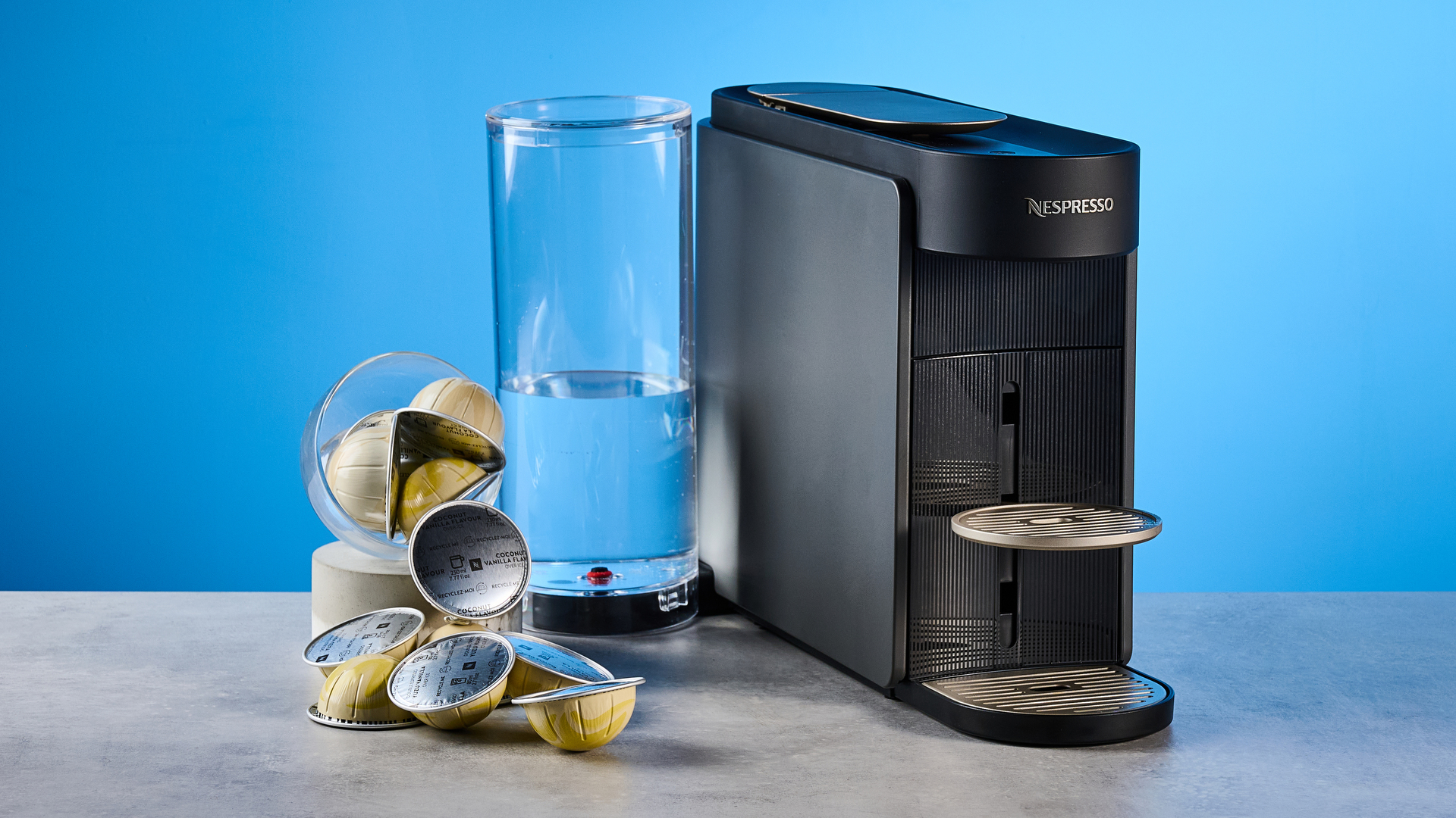 מכונת nespresso vertuo up מצולמת על רקע כחול