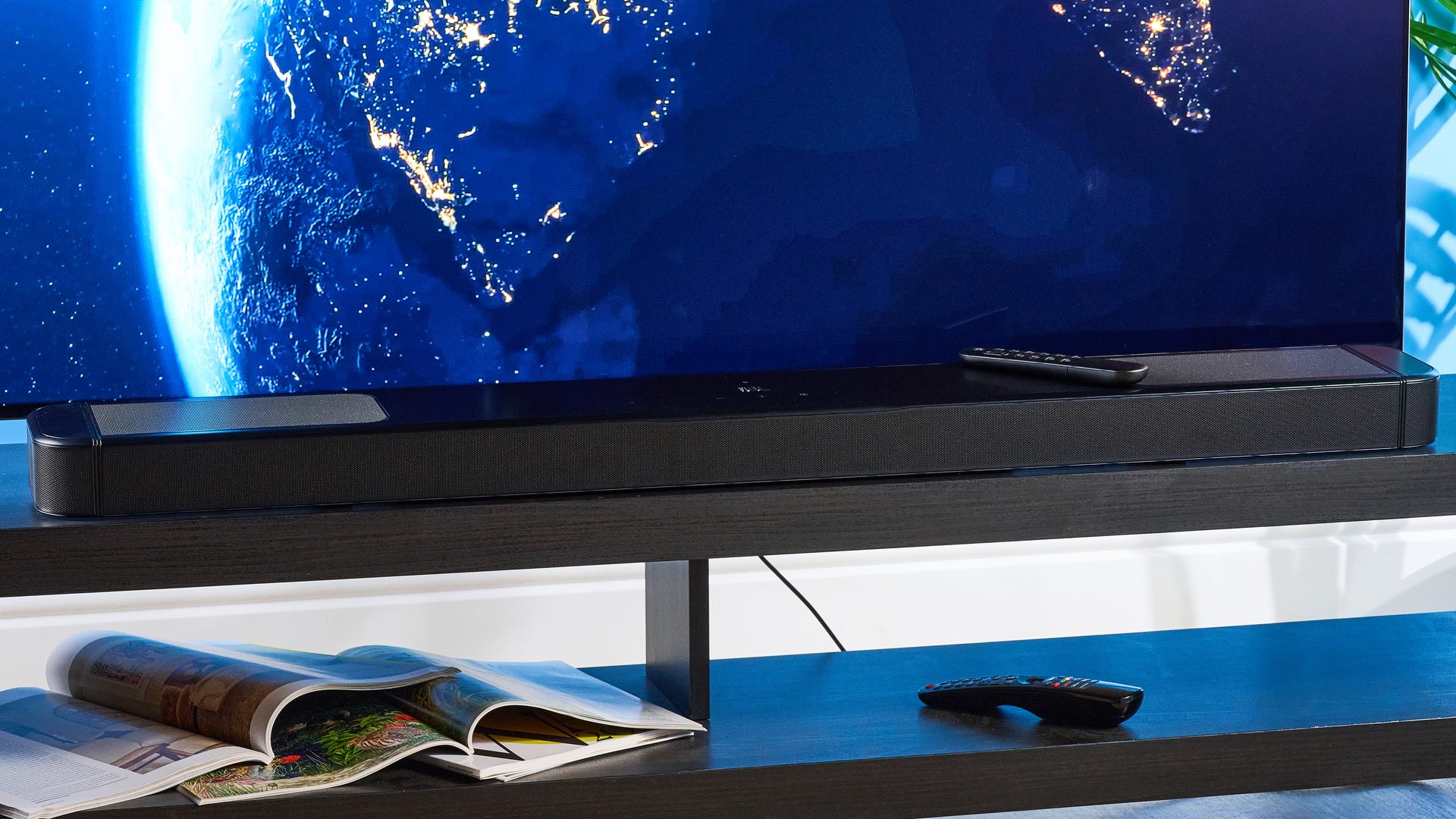 ה-jbl bar 1300xmk2 בשחור שצולם על רקע המדריך הכחול של טום