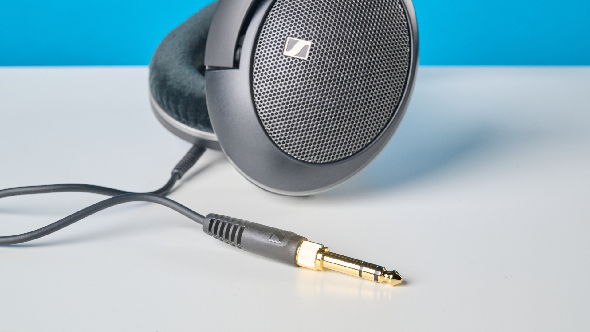 אוזניות Sennheiser HD 550 על משטח אבן עם רקע כחול