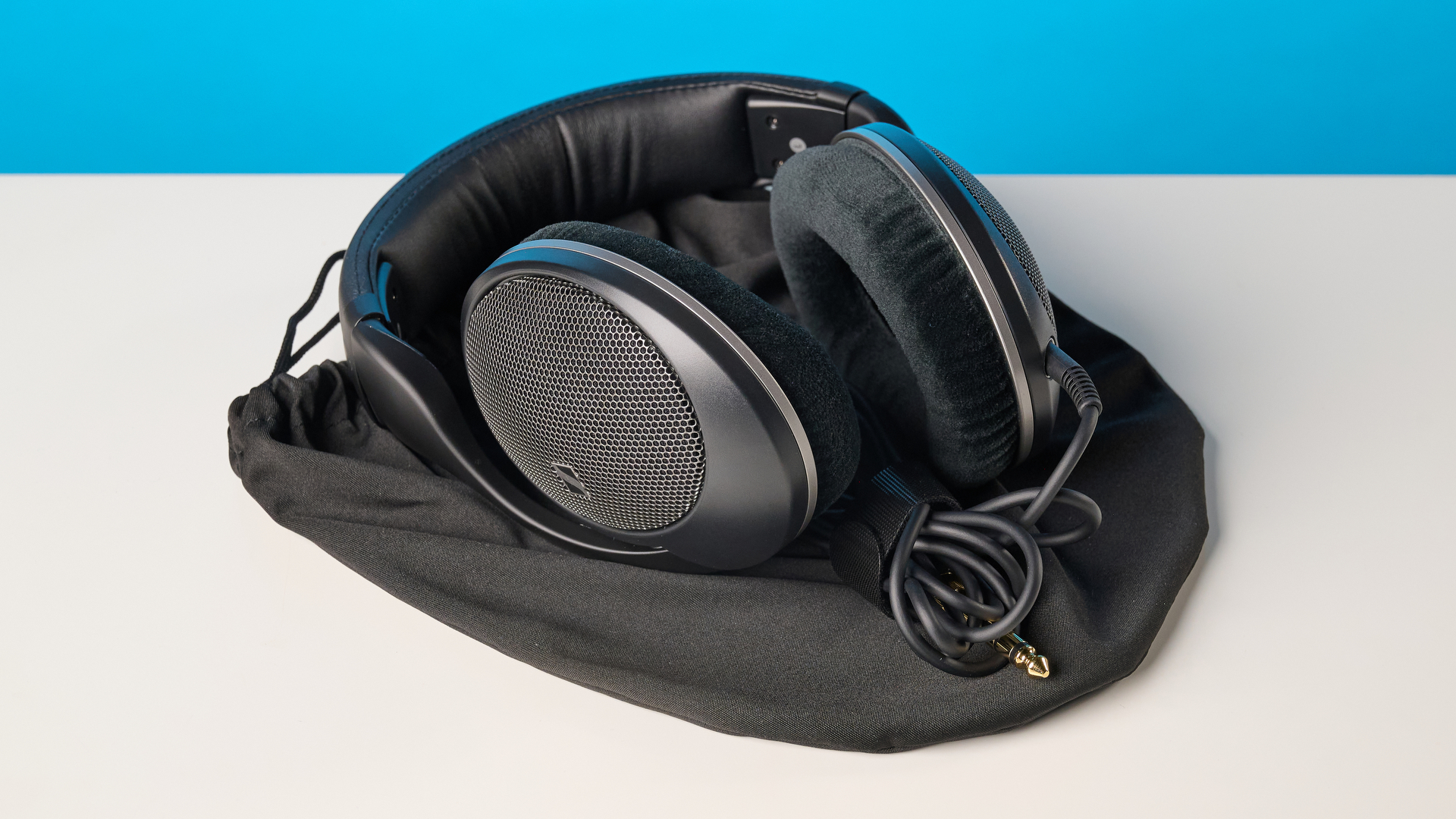אוזניות Sennheiser HD 550 על משטח אבן עם רקע כחול
