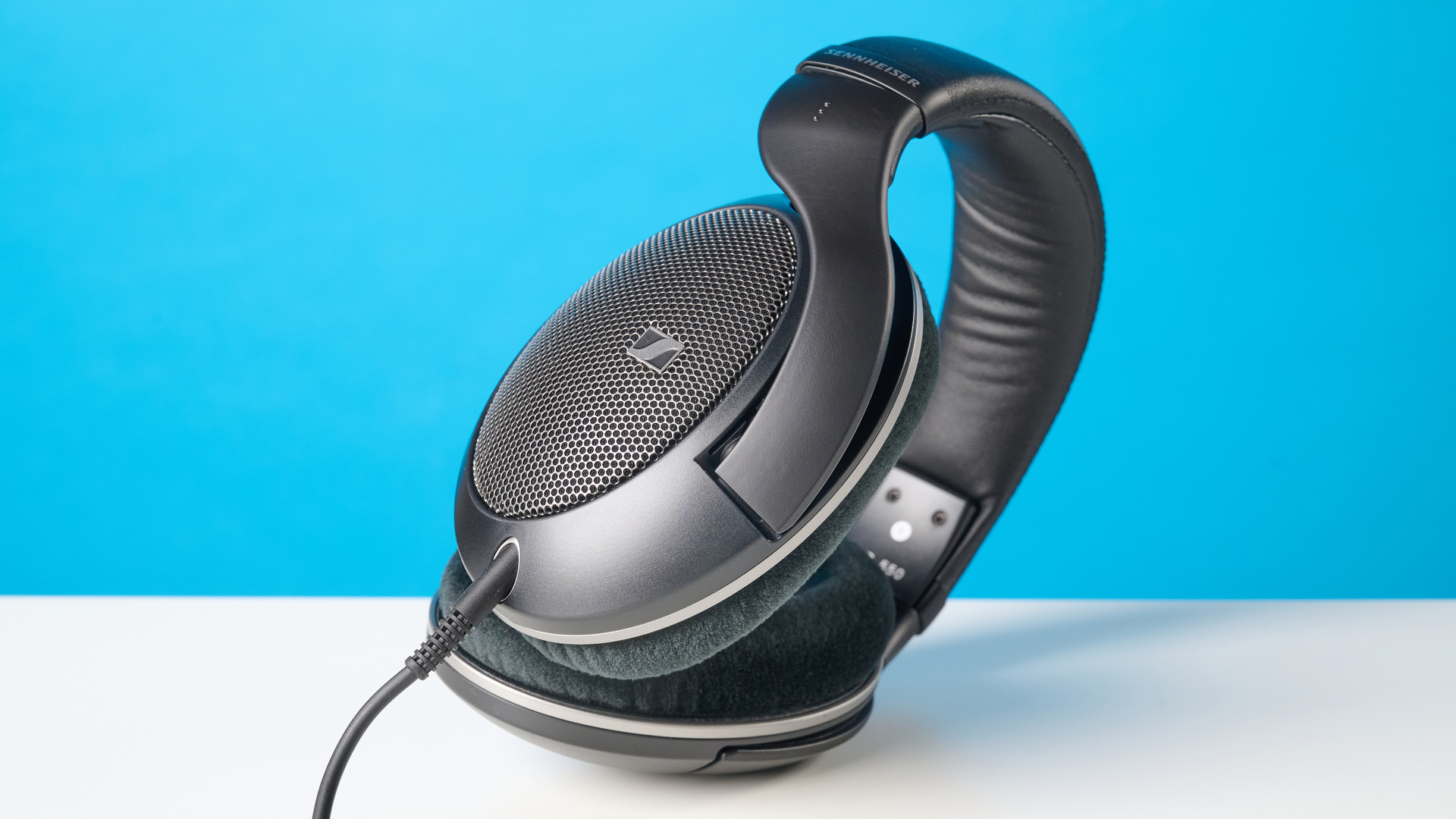 אוזניות Sennheiser HD 550 על משטח אבן עם רקע כחול