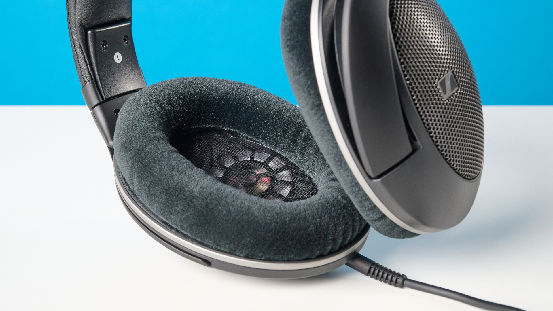 אוזניות Sennheiser HD 550 על משטח אבן עם רקע כחול