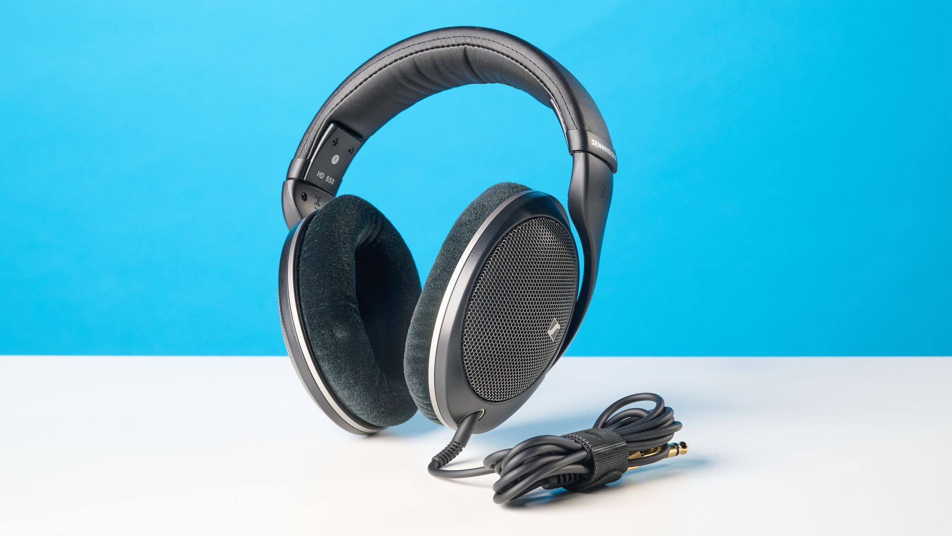 אוזניות Sennheiser HD 550 על משטח אבן עם רקע כחול