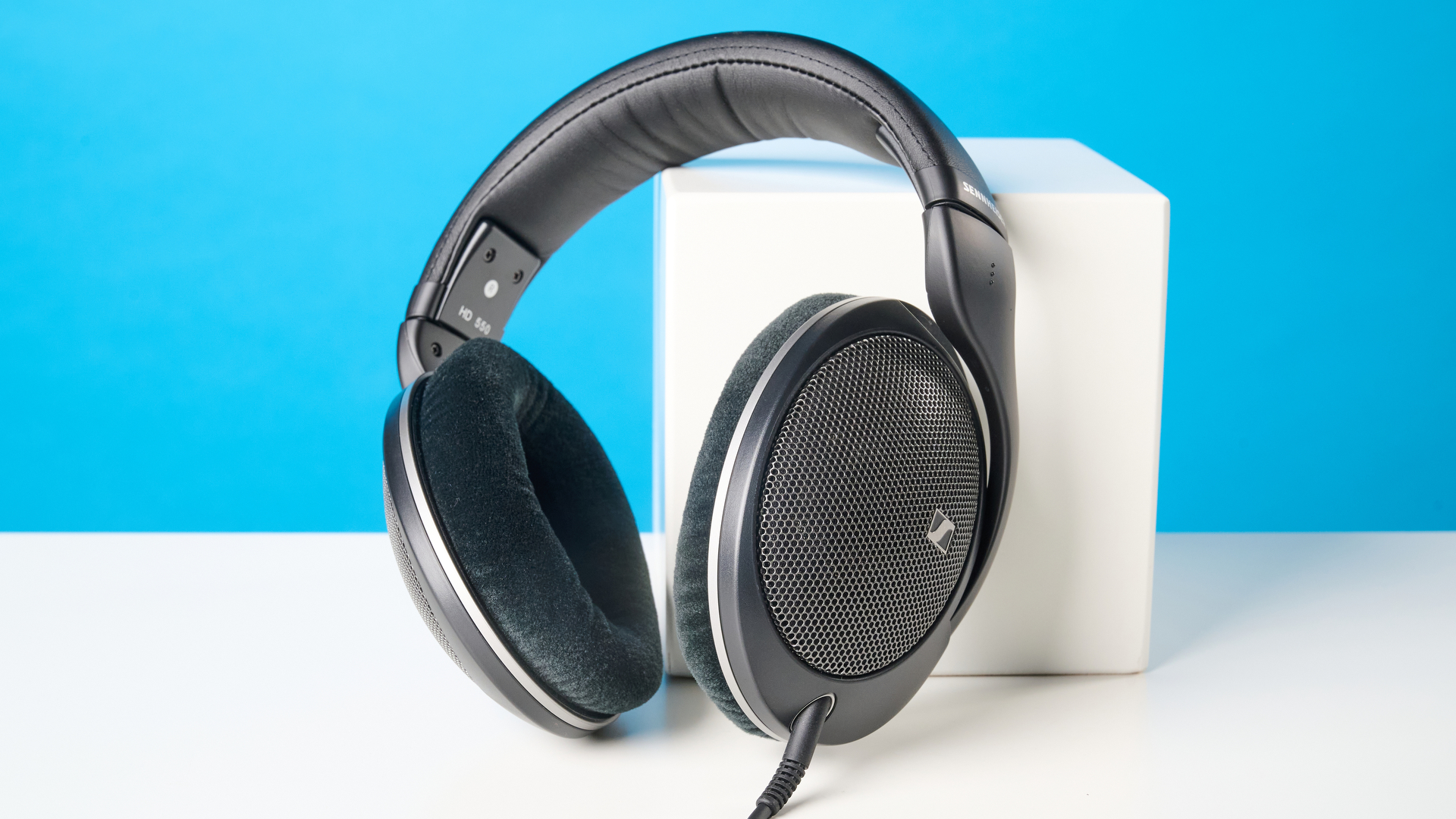 אוזניות Sennheiser HD 550 על משטח אבן עם רקע כחול