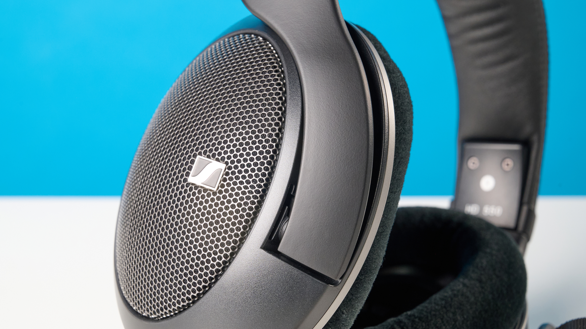 אוזניות Sennheiser HD 550 על משטח אבן עם רקע כחול