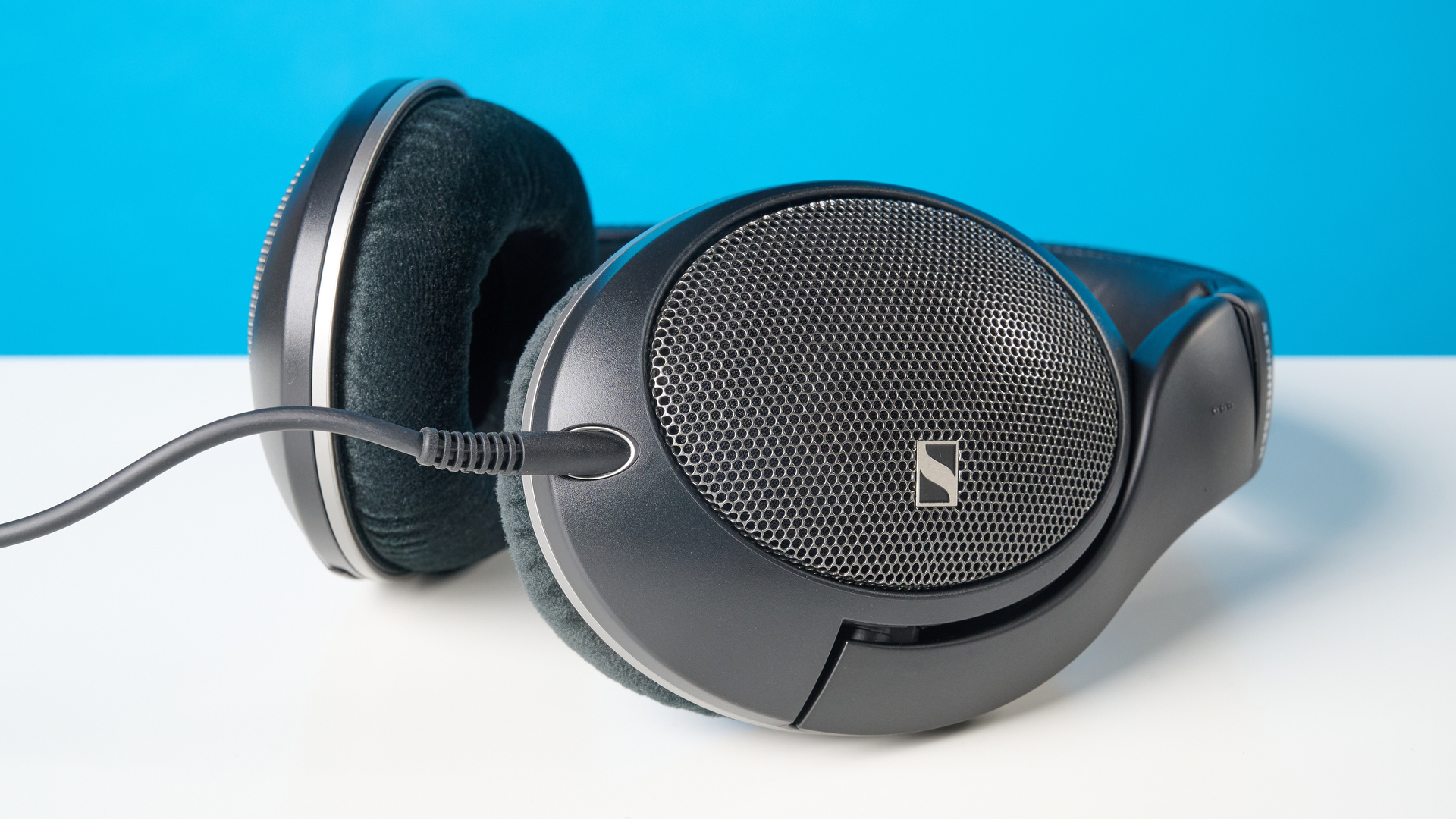 אוזניות Sennheiser HD 550 על משטח אבן עם רקע כחול