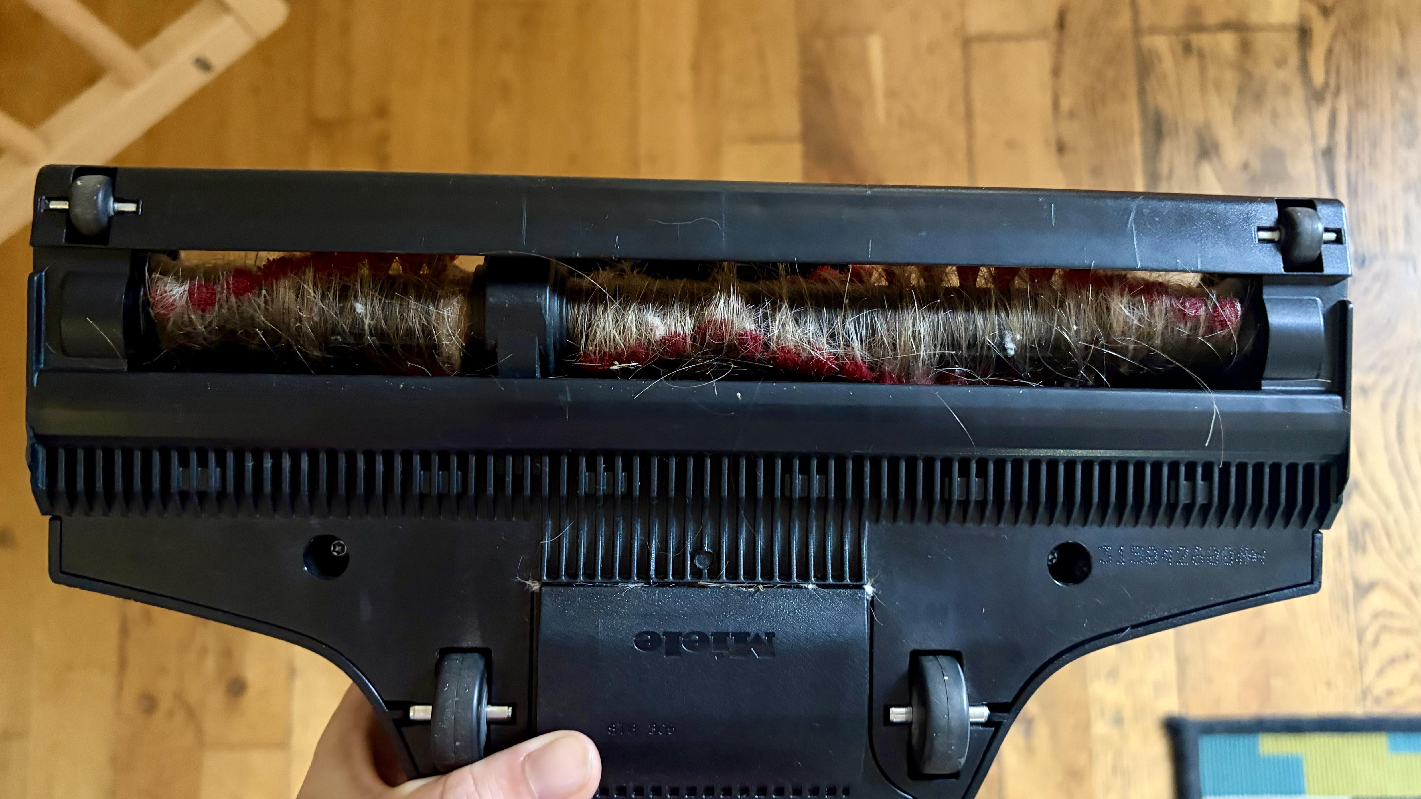 שיער במברשת הטורבו של Miele Guard M1