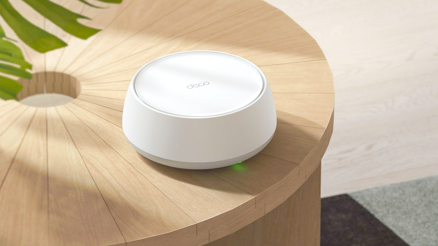 נתב רשת TP-Link Deco BE23 על שולחן צד