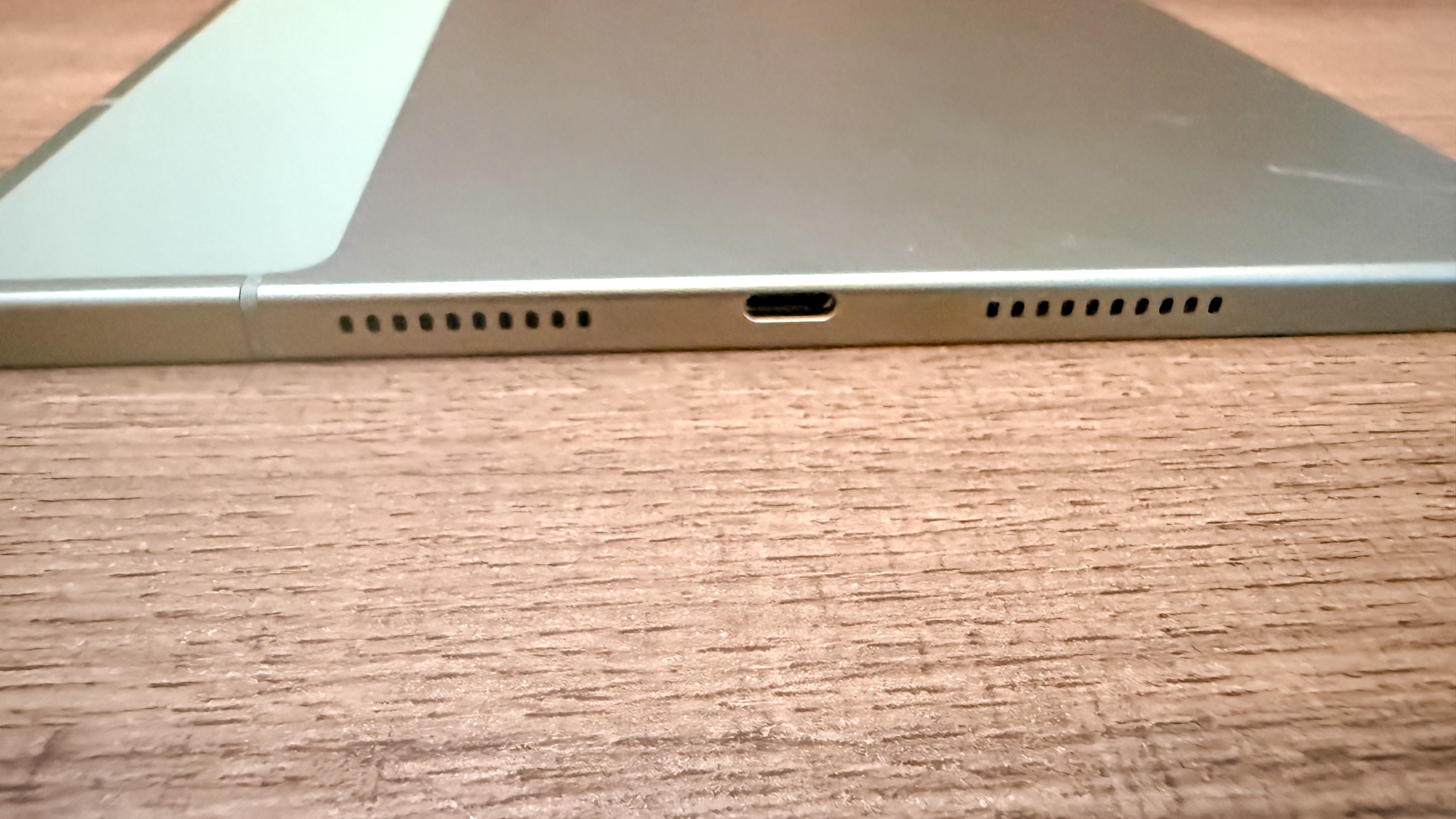 יציאת ה-USB-C בתחתית ה-MotoPad של Motorola (2026)