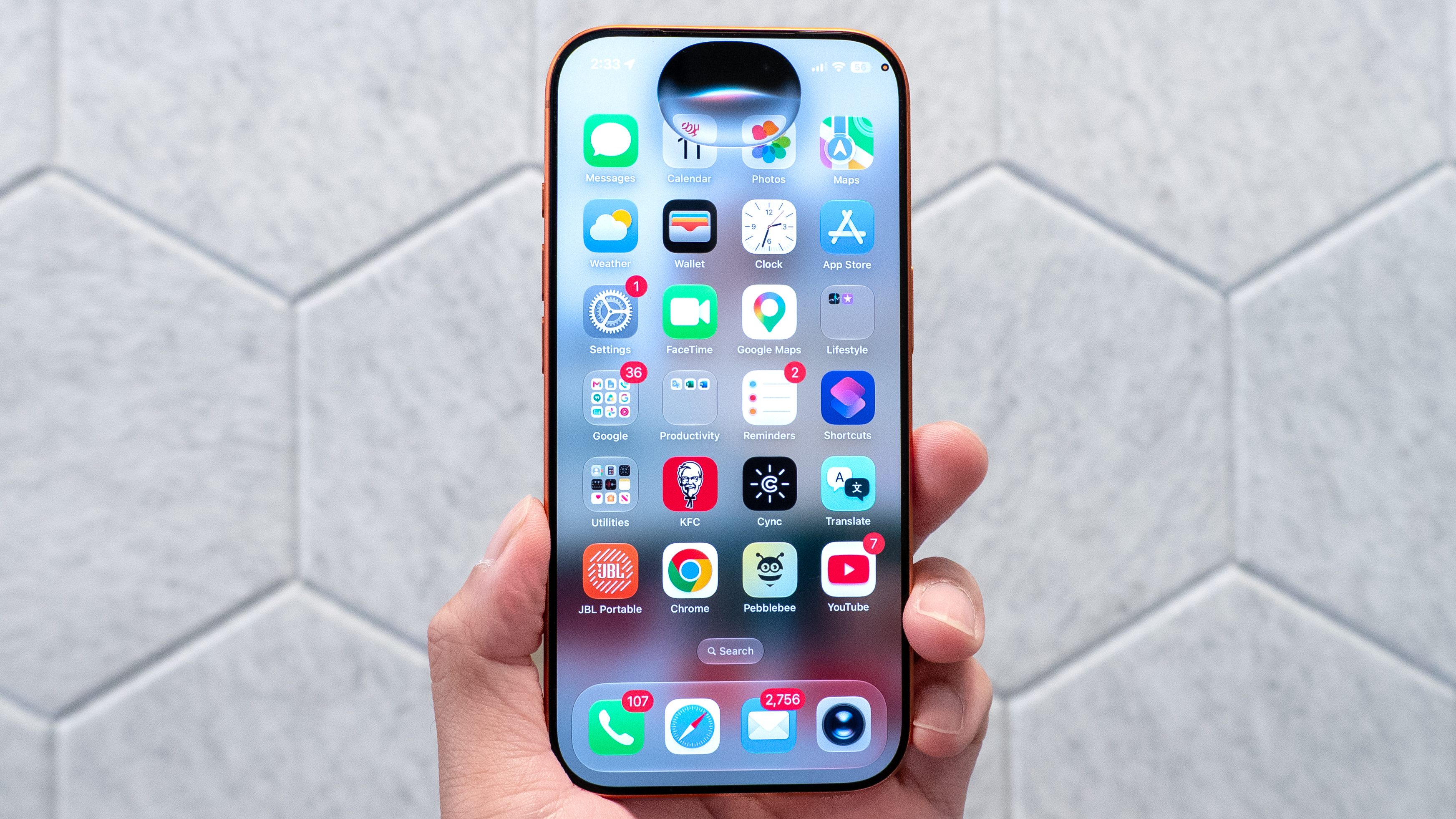 iOS 27 Siri AI פועל על iPhone 17 Pro.