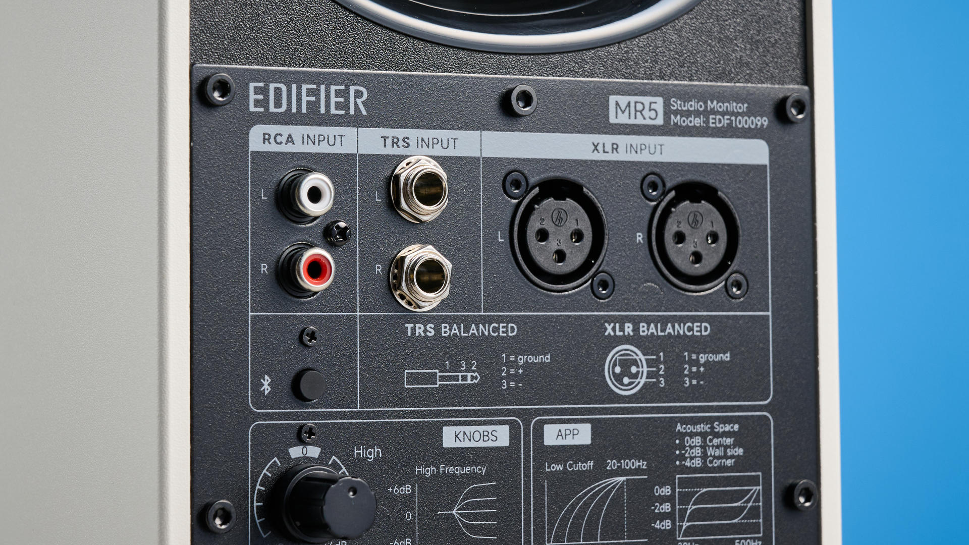הסטודיו של Edifier MR5 מנטר רמקולי מדף ספרים שצולמו עם רקע המדריך הכחול