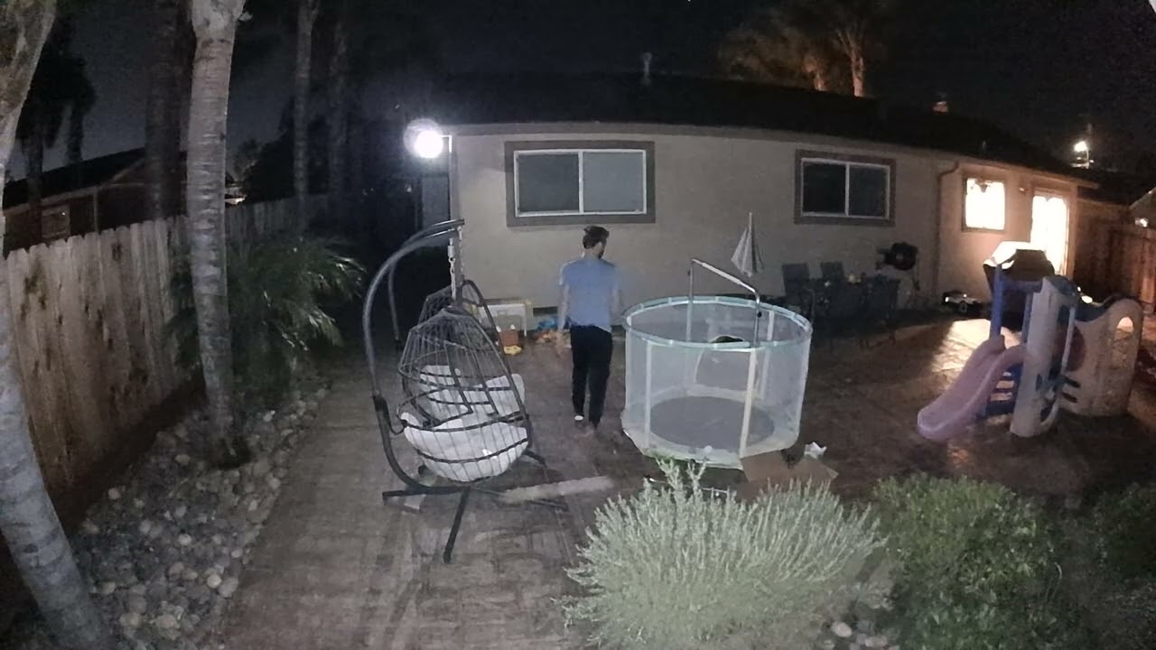 Arlo Essential Outdoor מצלמת פניה-הטיה - דוגמה להטיה/הטיה - YouTube