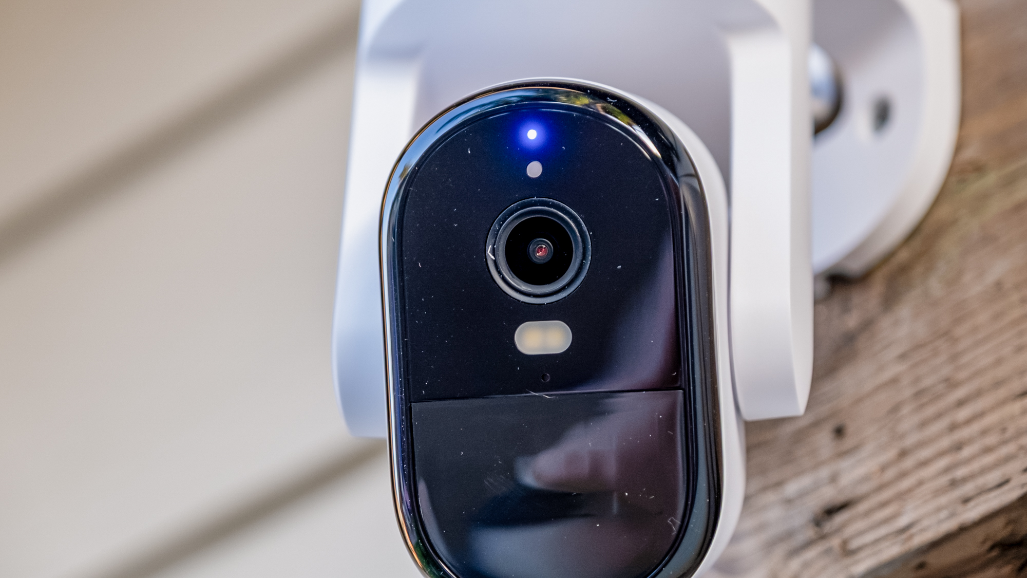 מצלמת הטיית פאן של Arlo Essential Outdoor