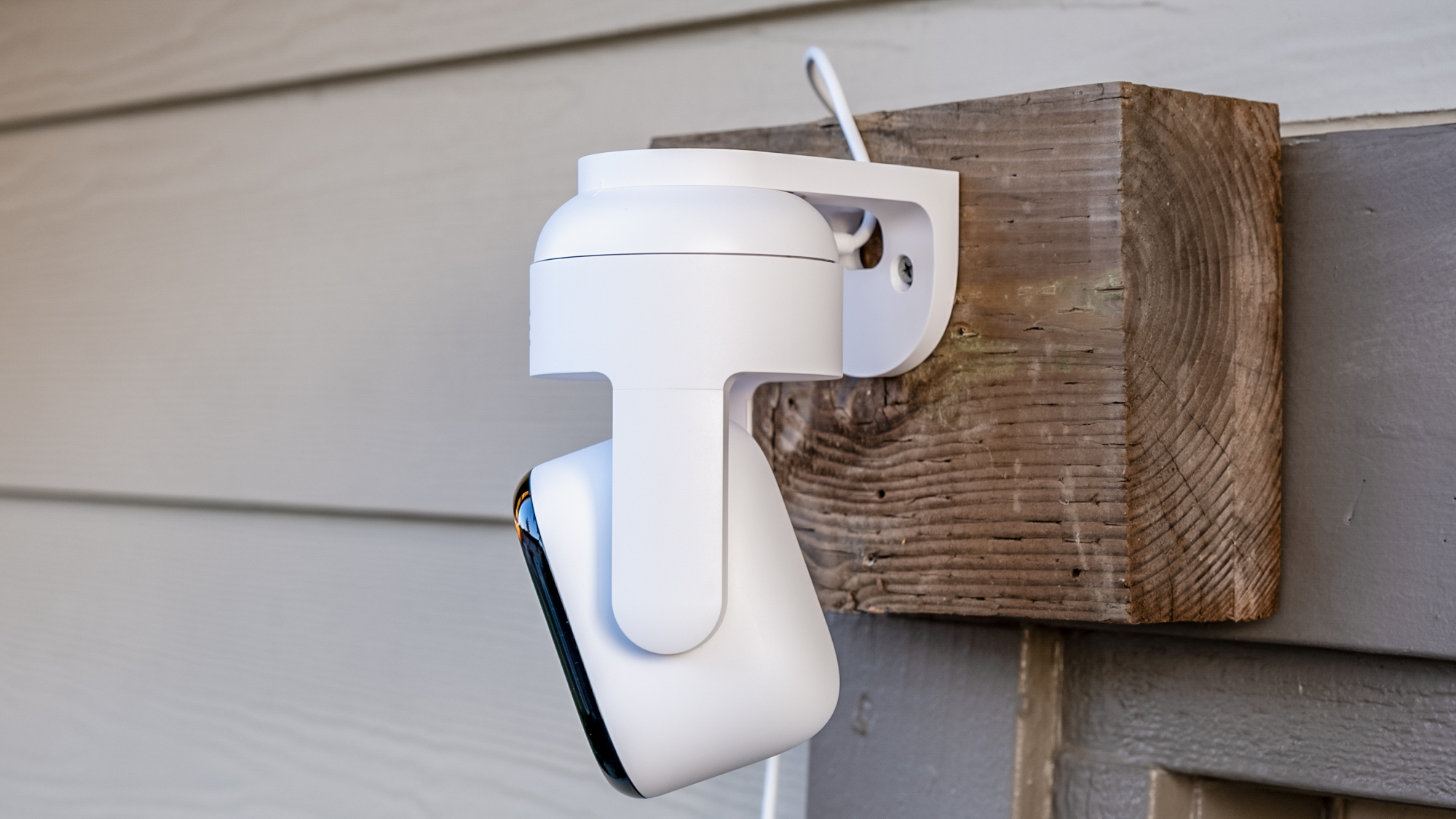 מצלמת הטיית פאן של Arlo Essential Outdoor