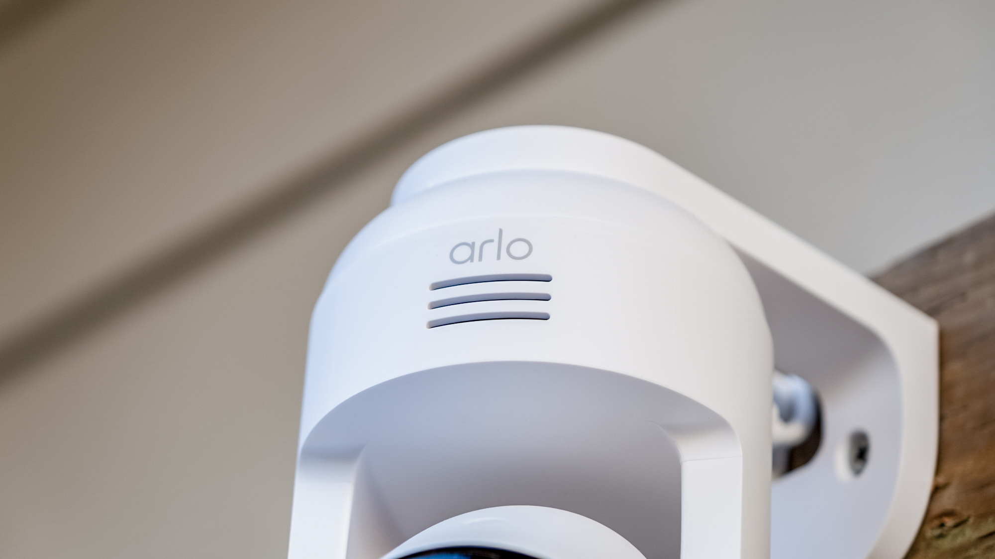 מצלמת הטיית פאן של Arlo Essential Outdoor