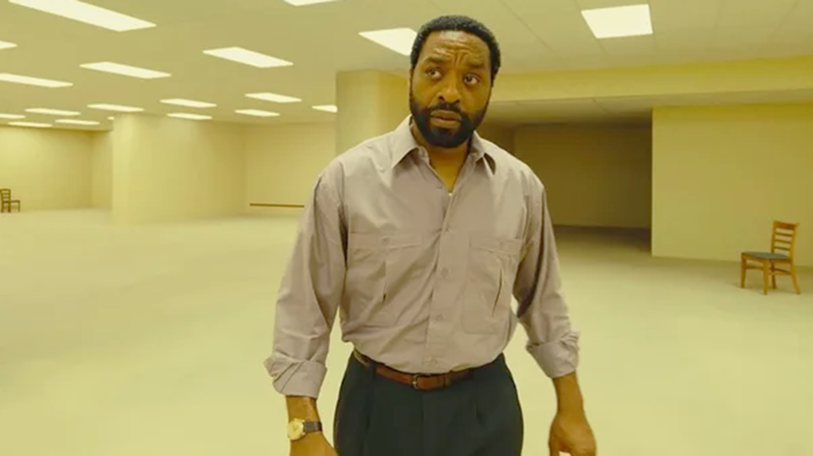 Chiwetel Ejiofor בתור קלארק ב "Backrooms" (2026).