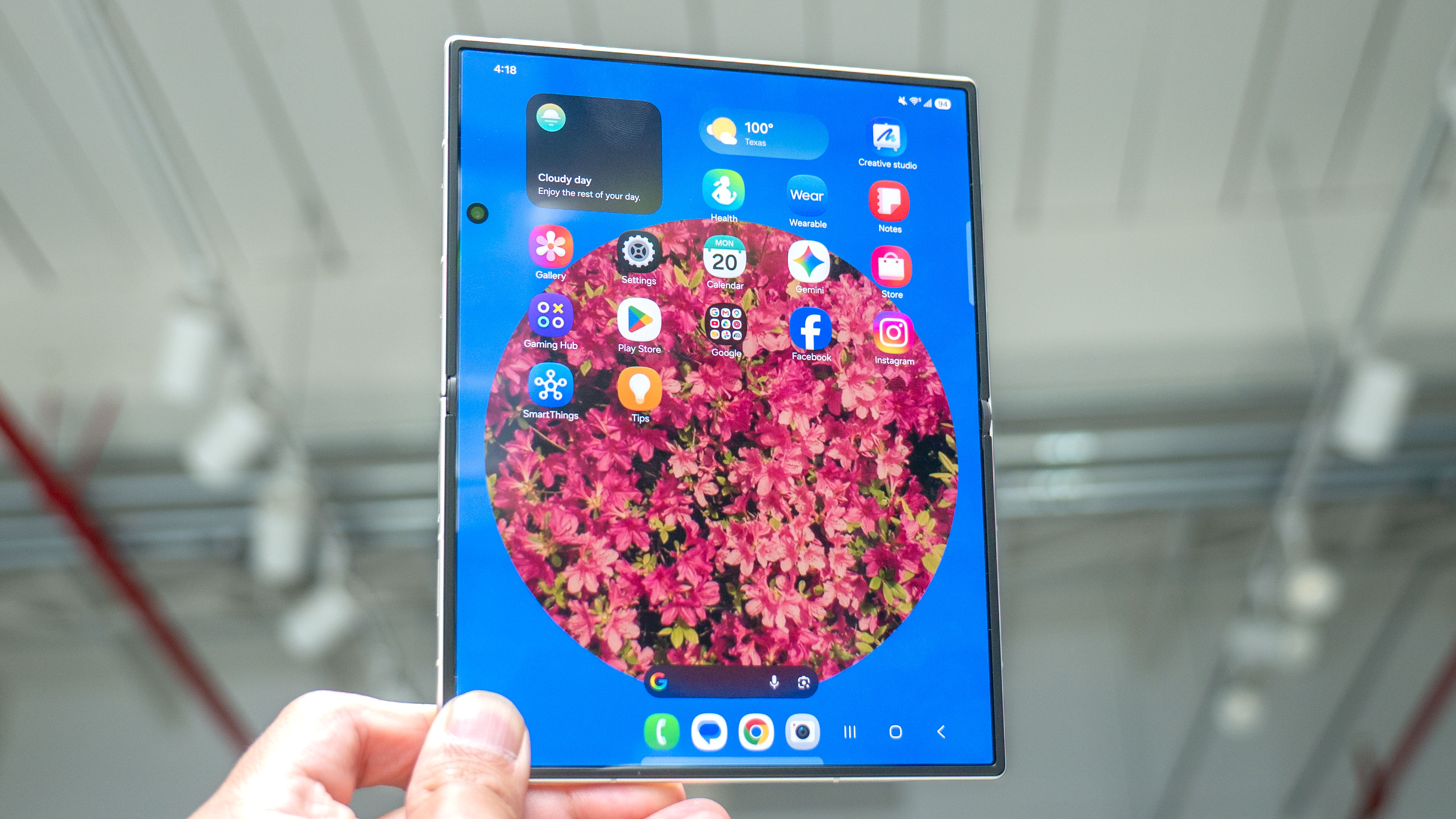 Galaxy Z Fold 8 מוצג ביד