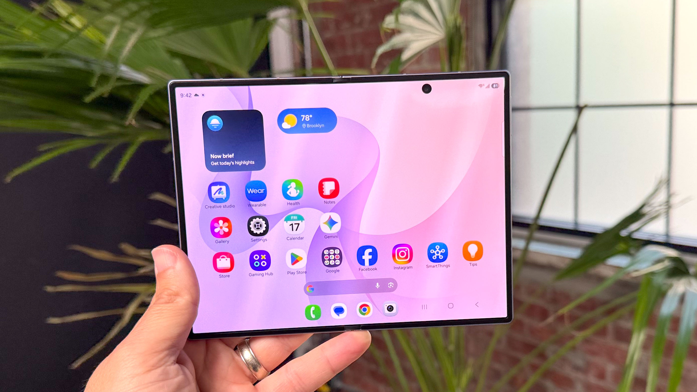 Galaxy Z Fold 8 מוצג ביד
