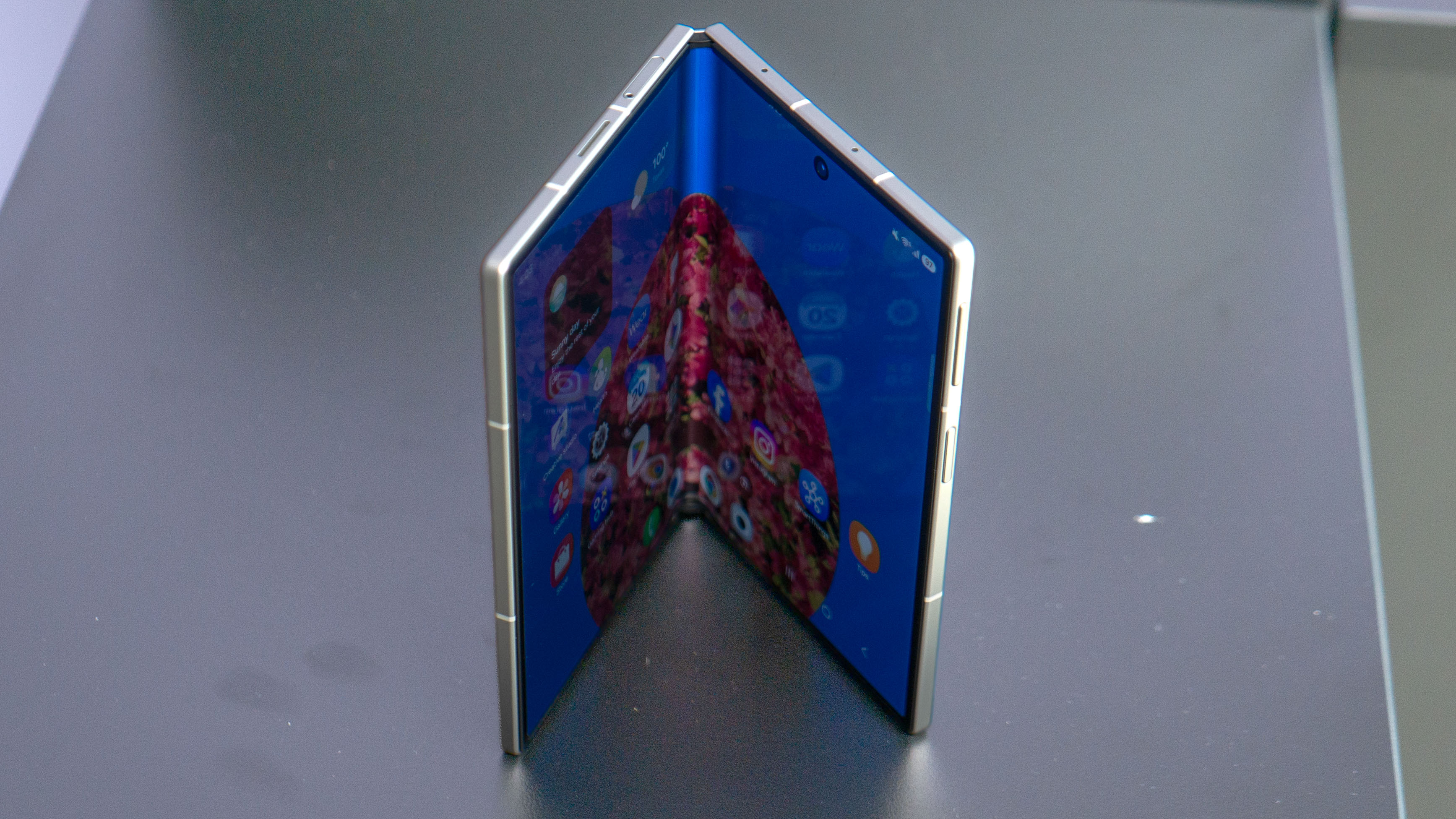 Galaxy Z Fold 8 מוצג ביד