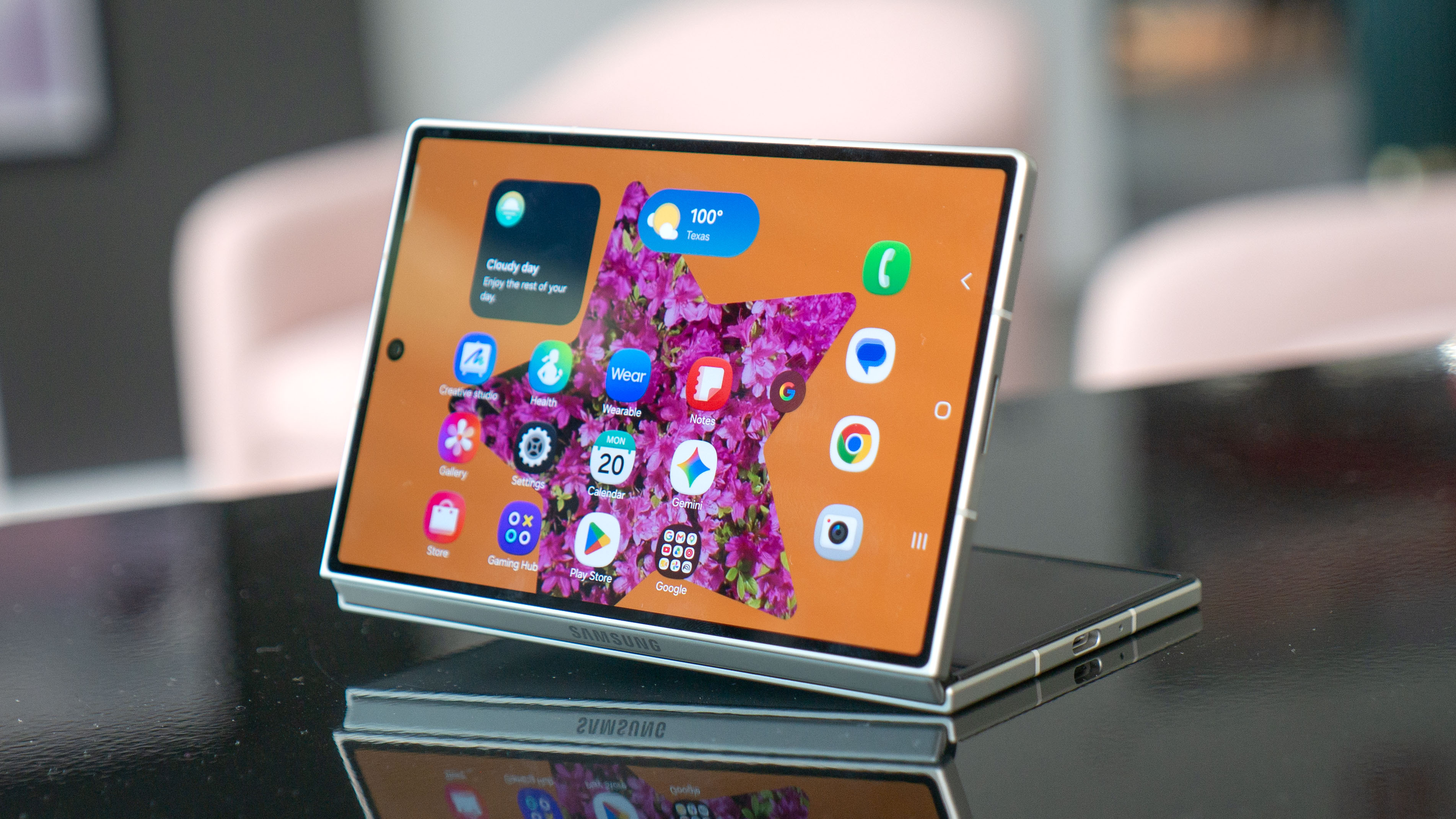 Galaxy Z Fold 8 מוצג על שולחן