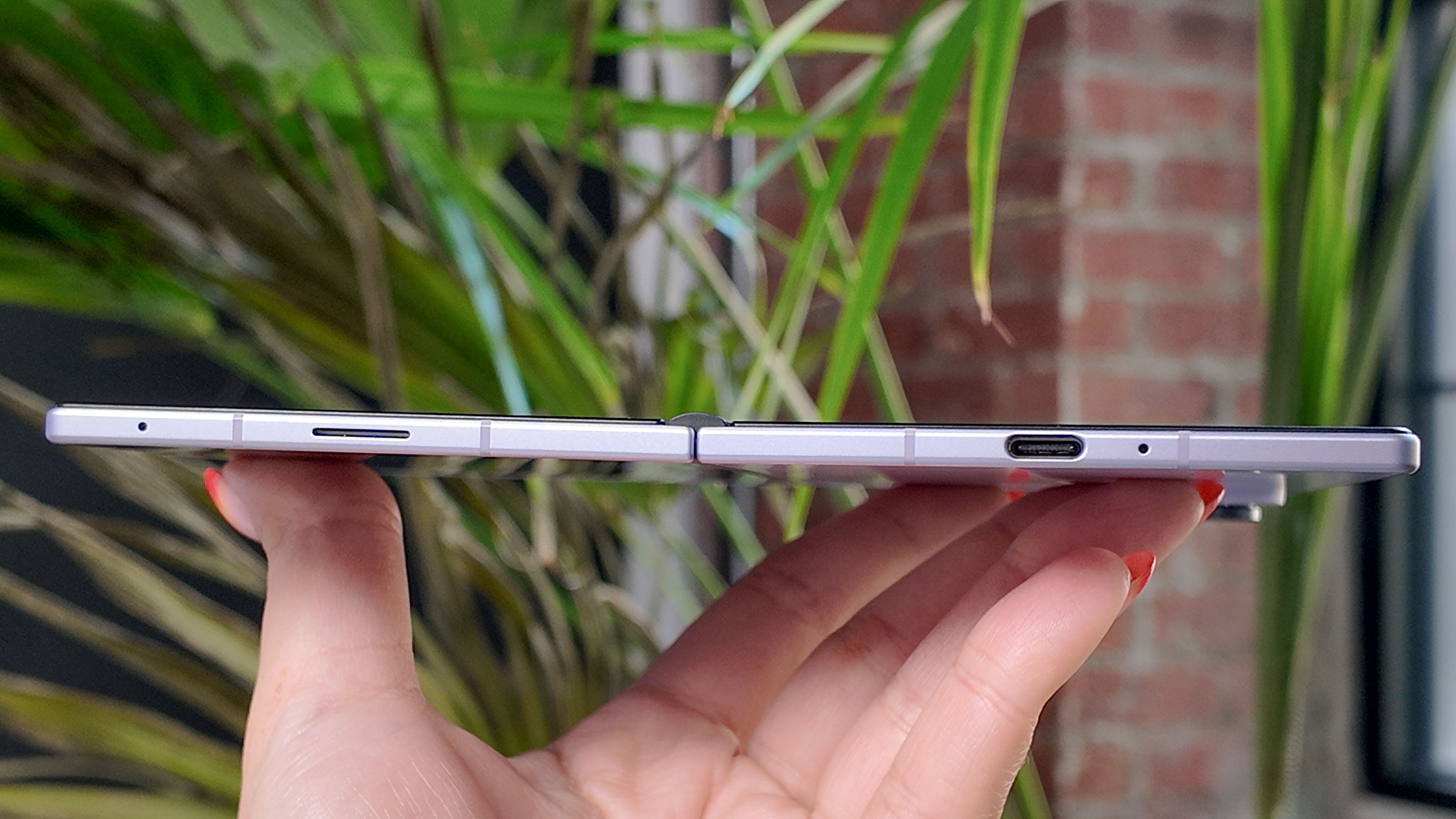 Galaxy Z Fold 8 מוצג ביד
