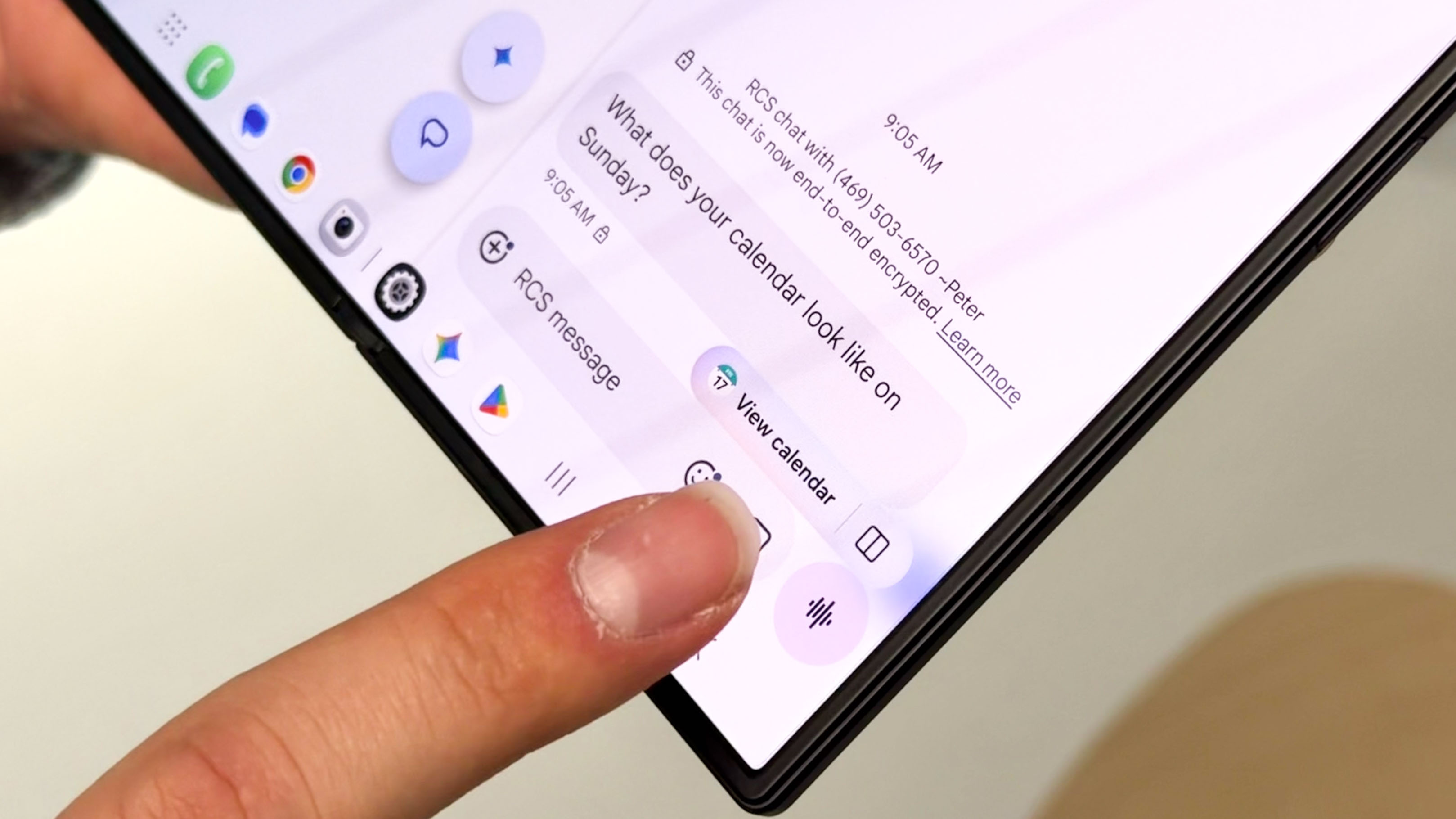 Galaxy Z Fold 8 מוצג ביד