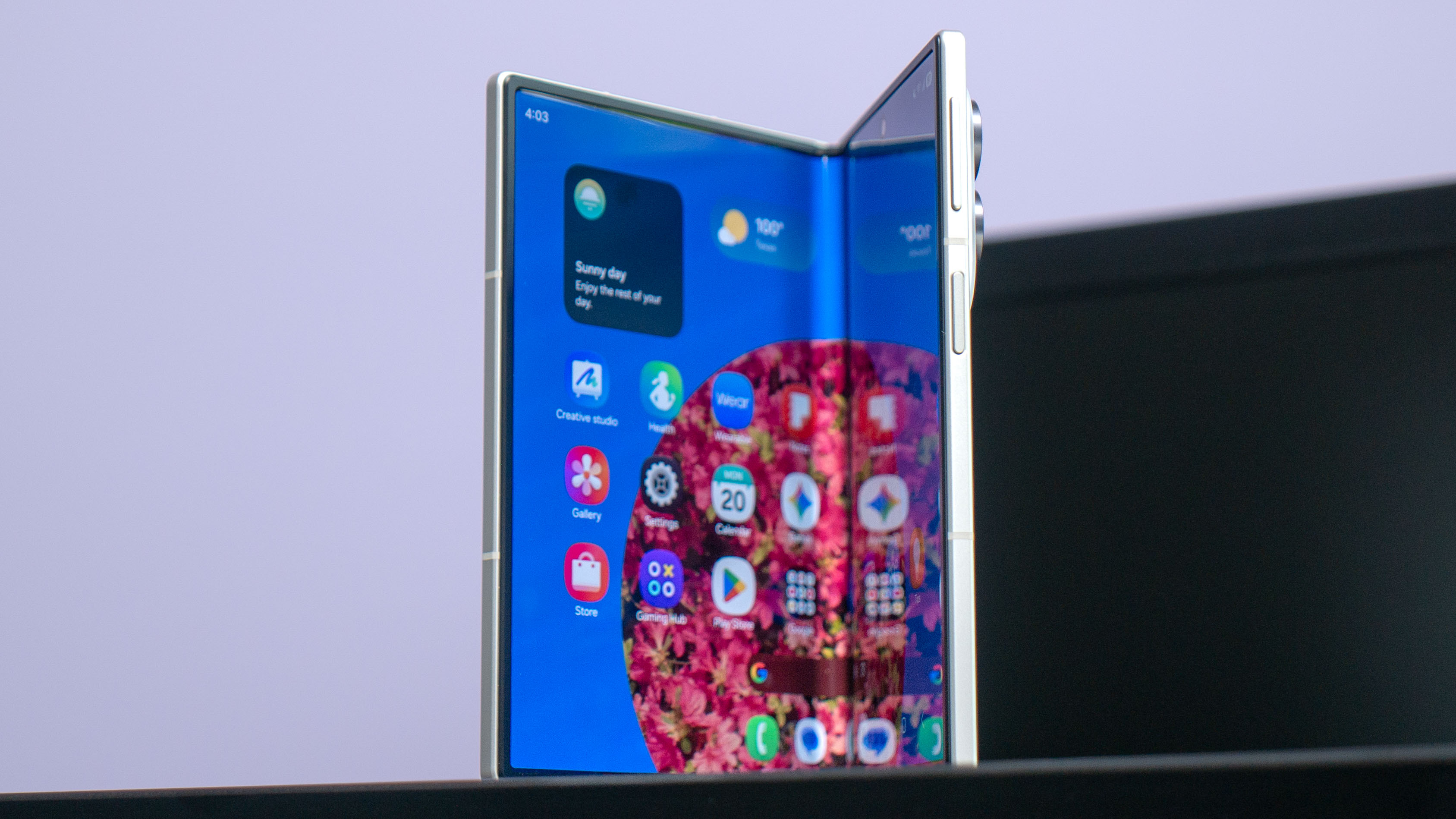 Galaxy Z Fold 8 מוצג עם מסך מקופל