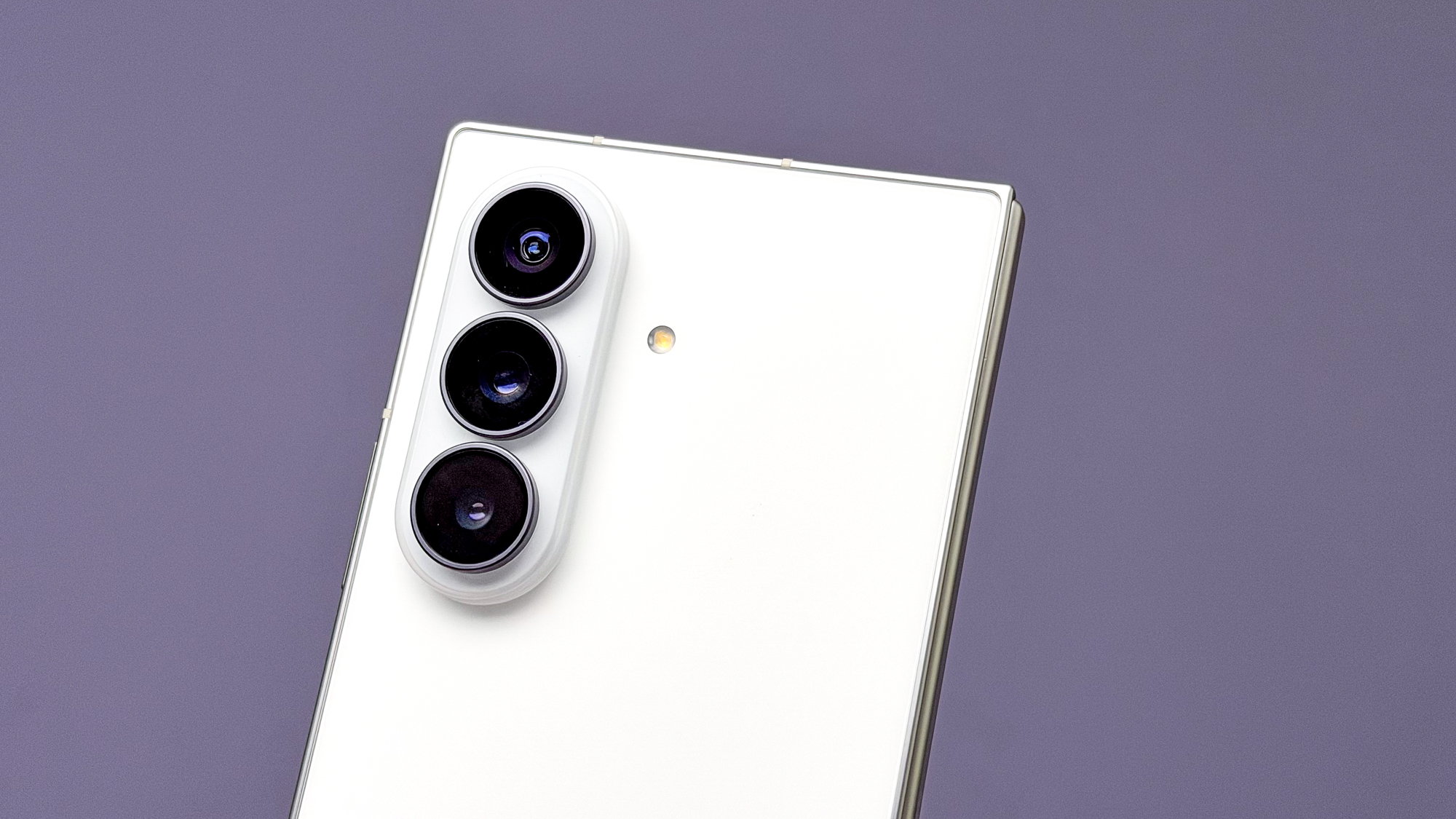 Galaxy Z Fold 8 Ultra מוצג ביד