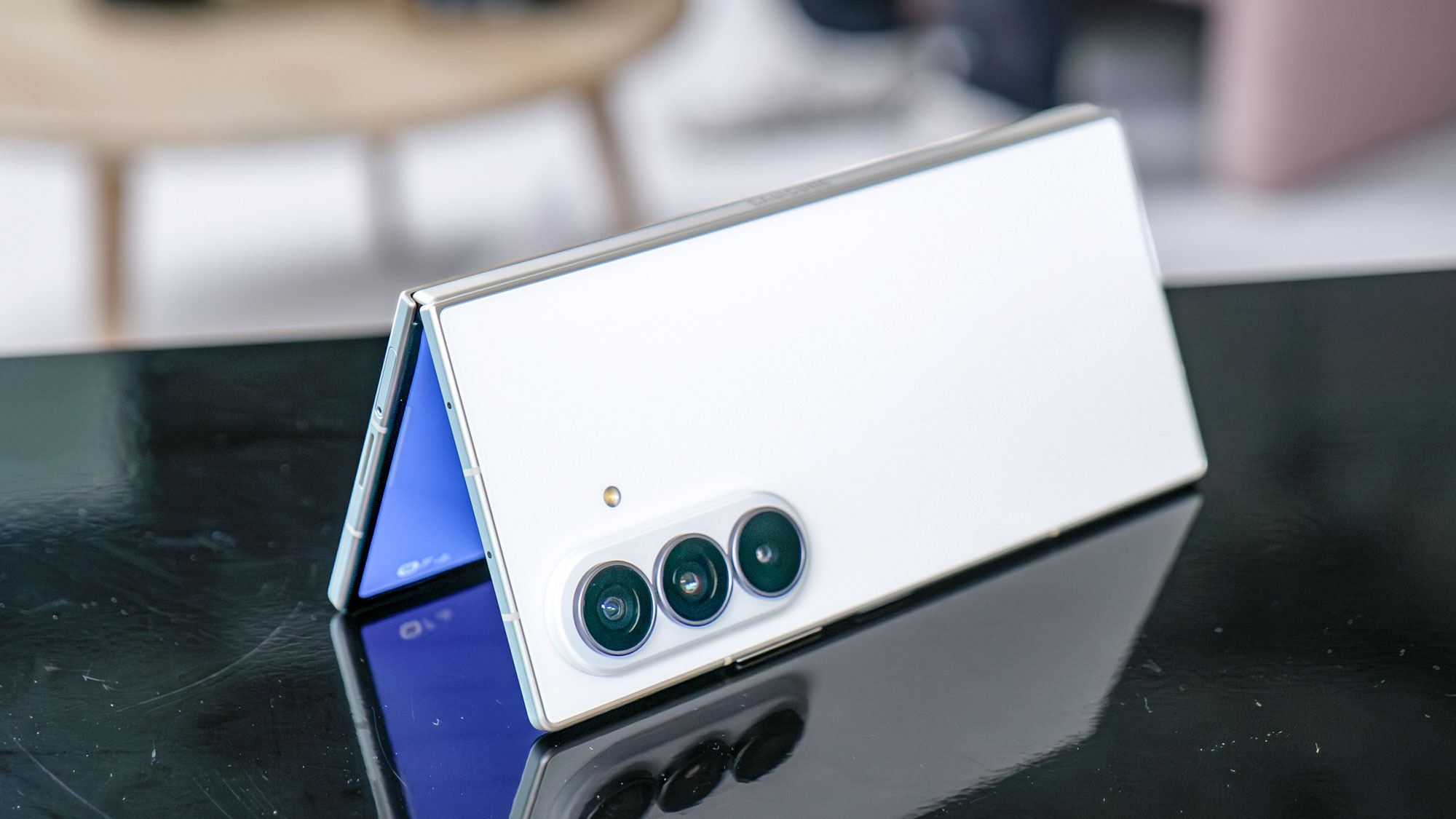Galaxy Z Fold 8 Ultra מוצג ביד