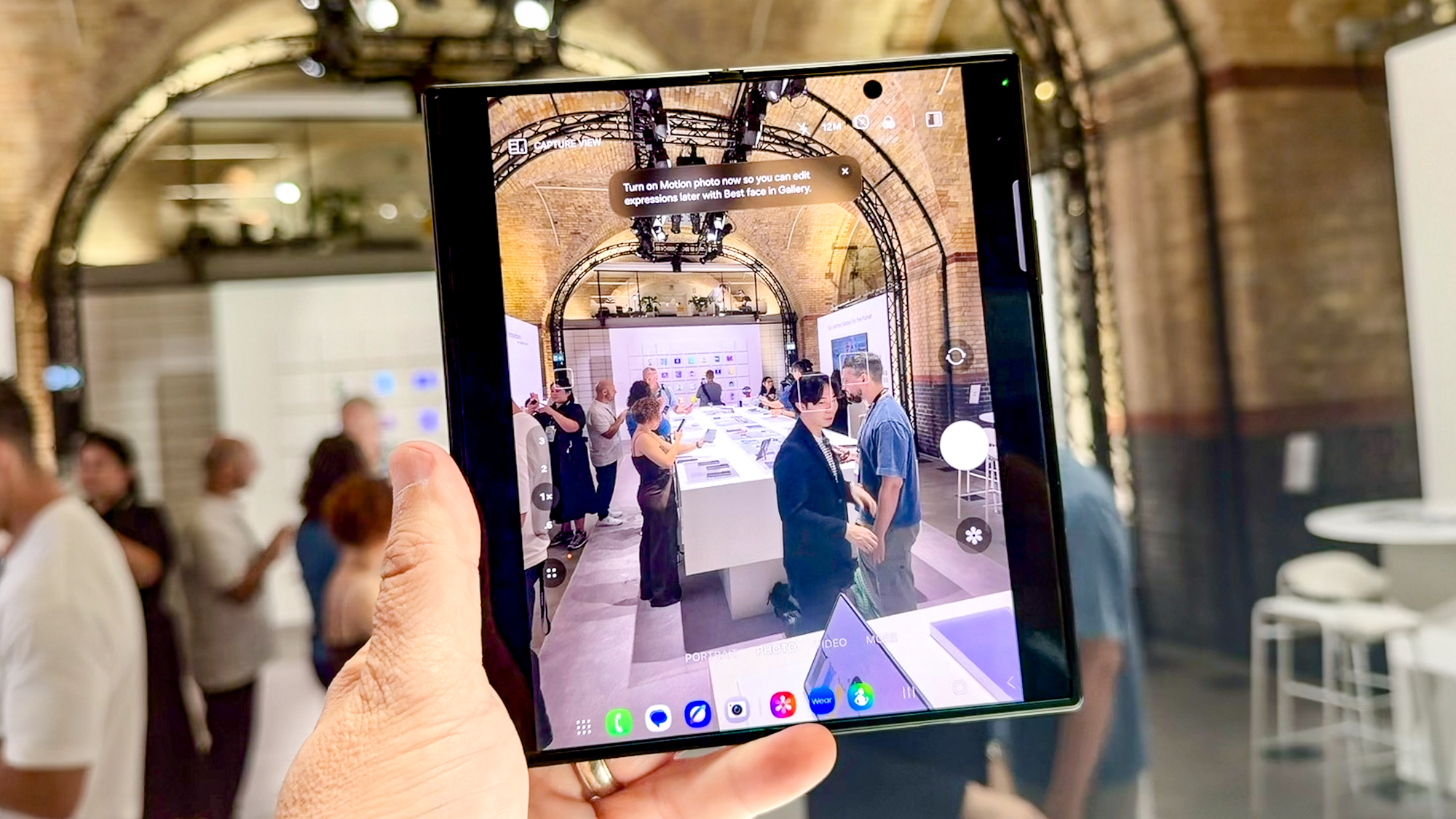Galaxy Z Fold 8 Ultra מוצג ביד