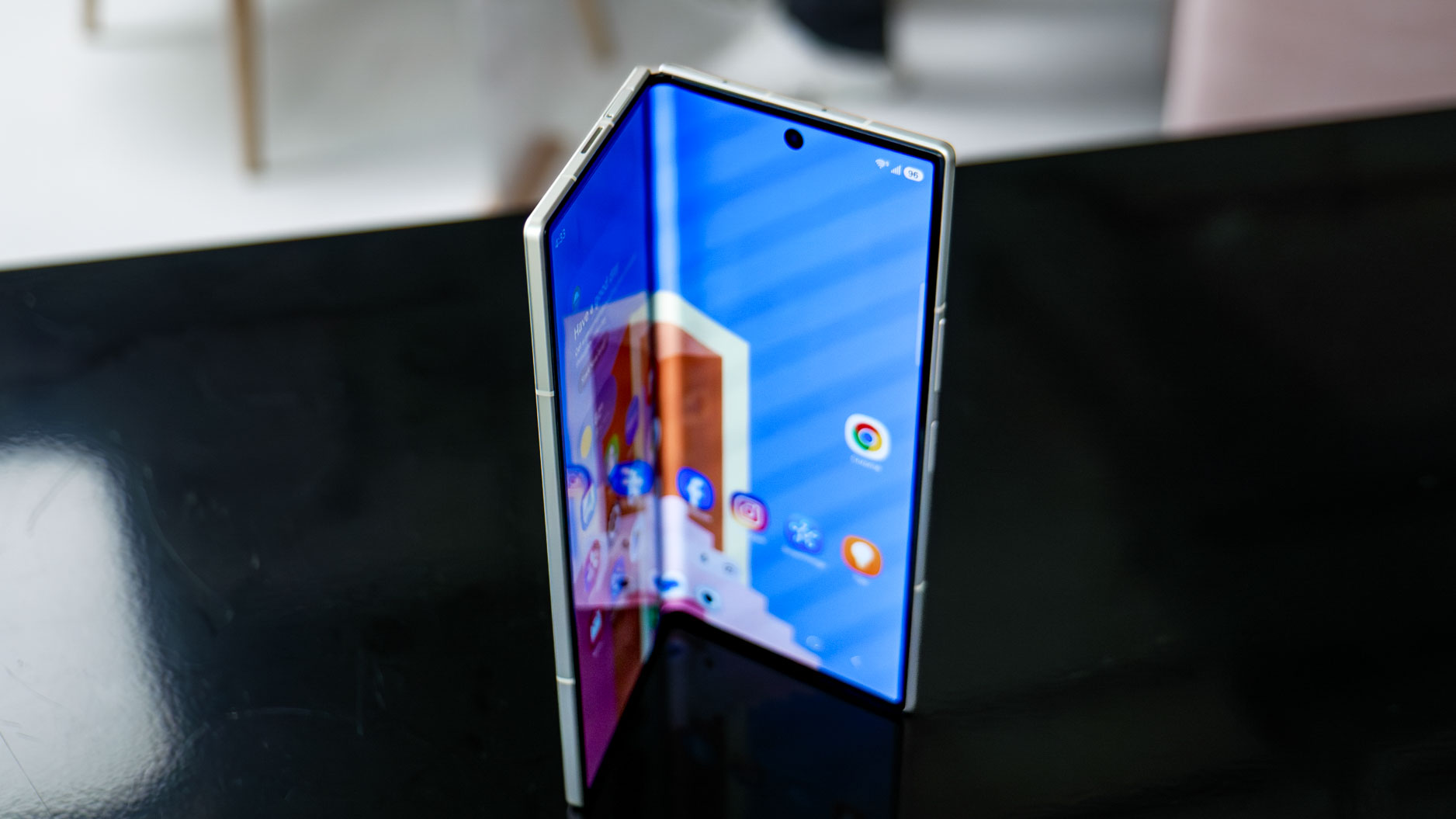 Galaxy Z Fold 8 Ultra מוצג ביד