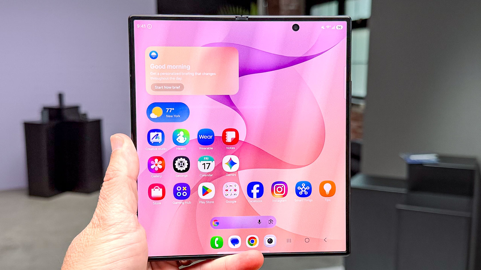Galaxy Z Fold 8 Ultra מוצג ביד