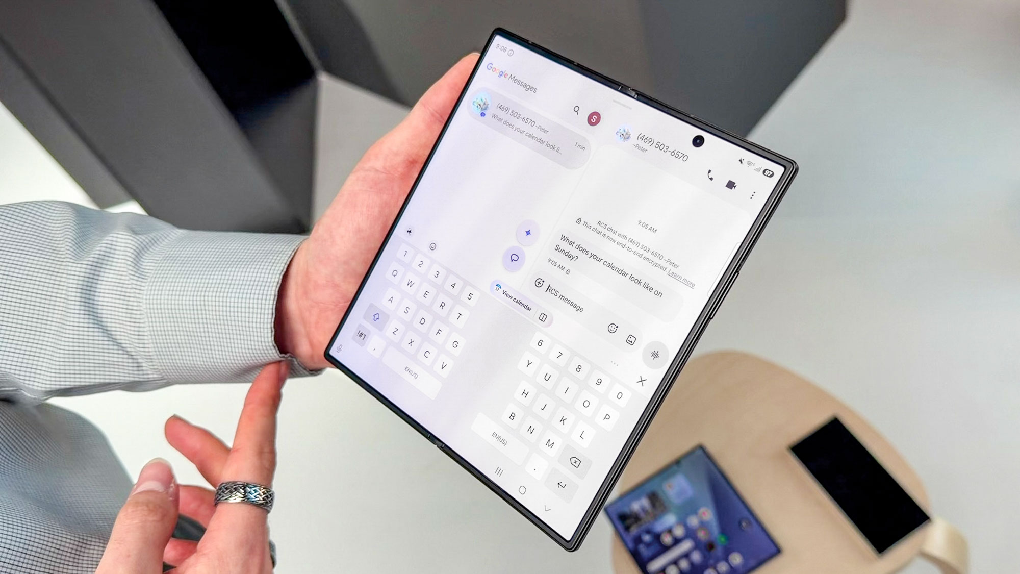 Galaxy Z Fold 8 Ultra מוצג ביד