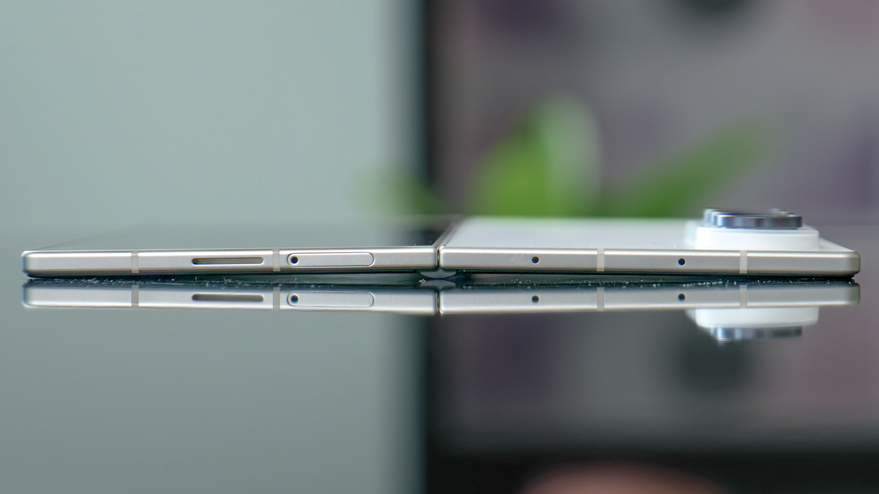 Galaxy Z Fold 8 Ultra מוצג ביד