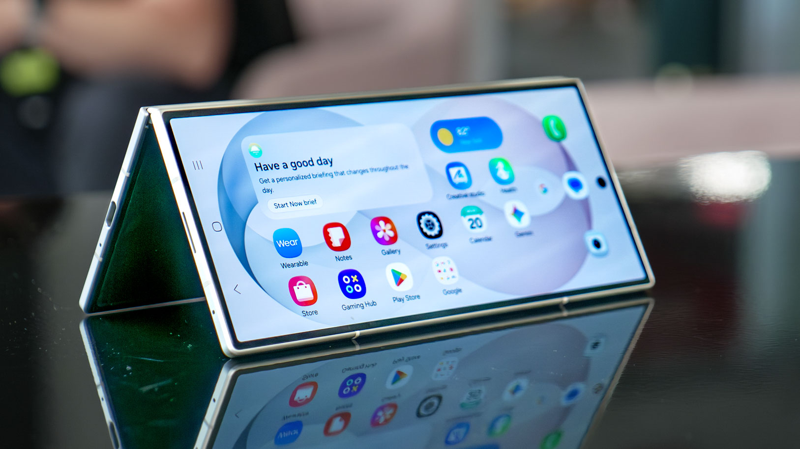 Galaxy Z Fold 8 Ultra מוצג ביד