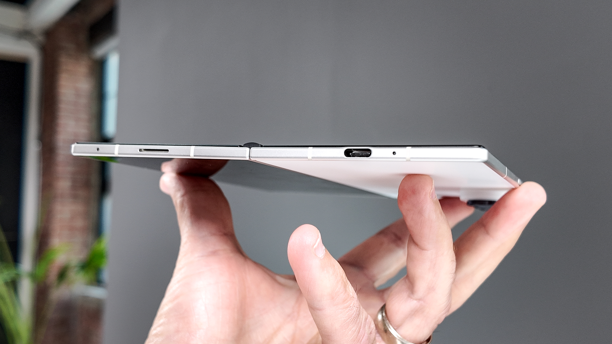 Galaxy Z Fold 8 Ultra מוצג ביד