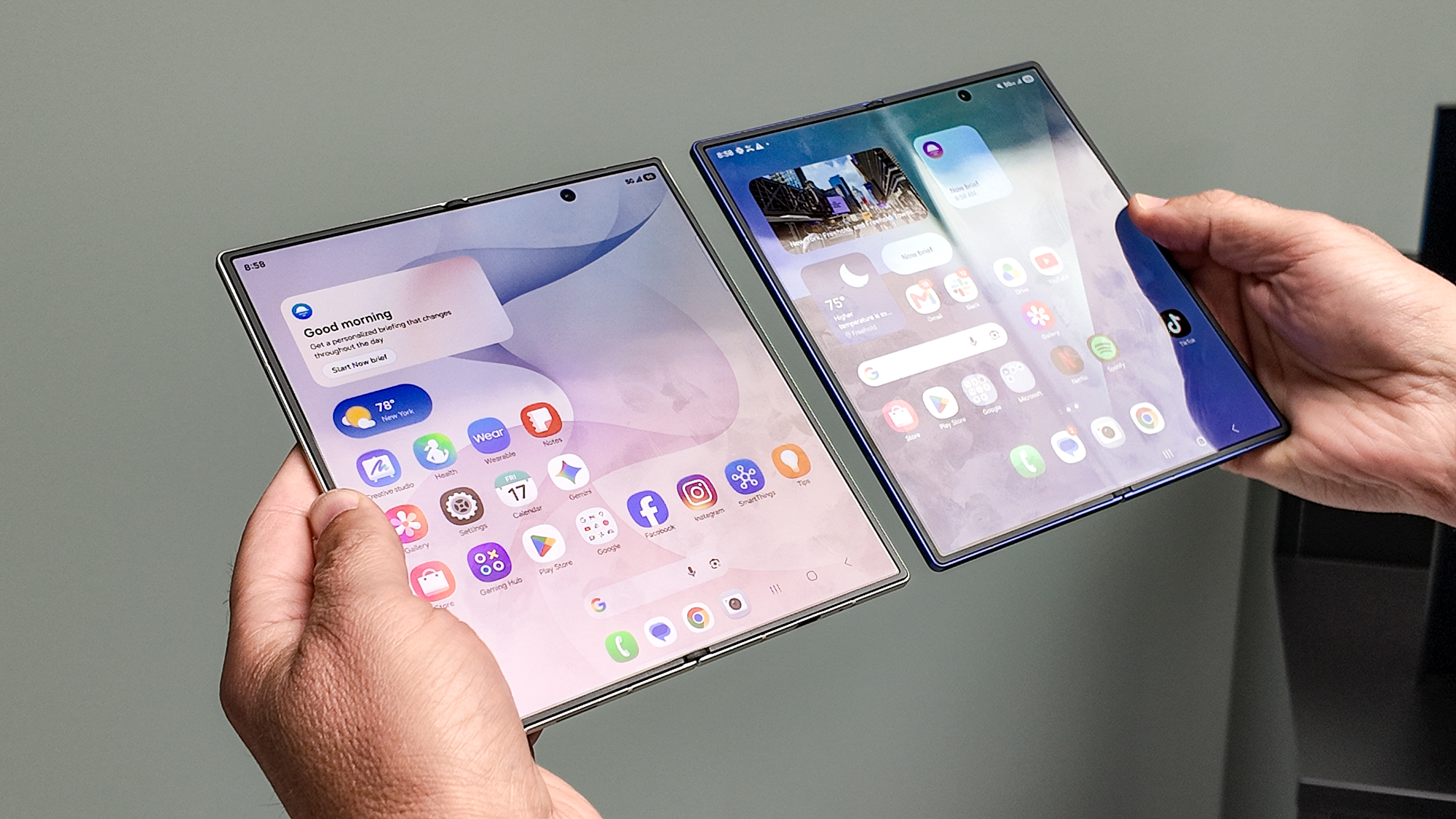 Galaxy Z Fold 8 Ultra מוצג ביד