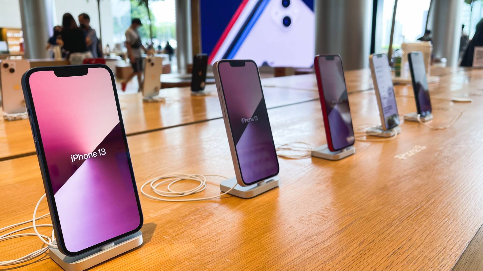 אייפון 13 מוצג בתוך Apple Store