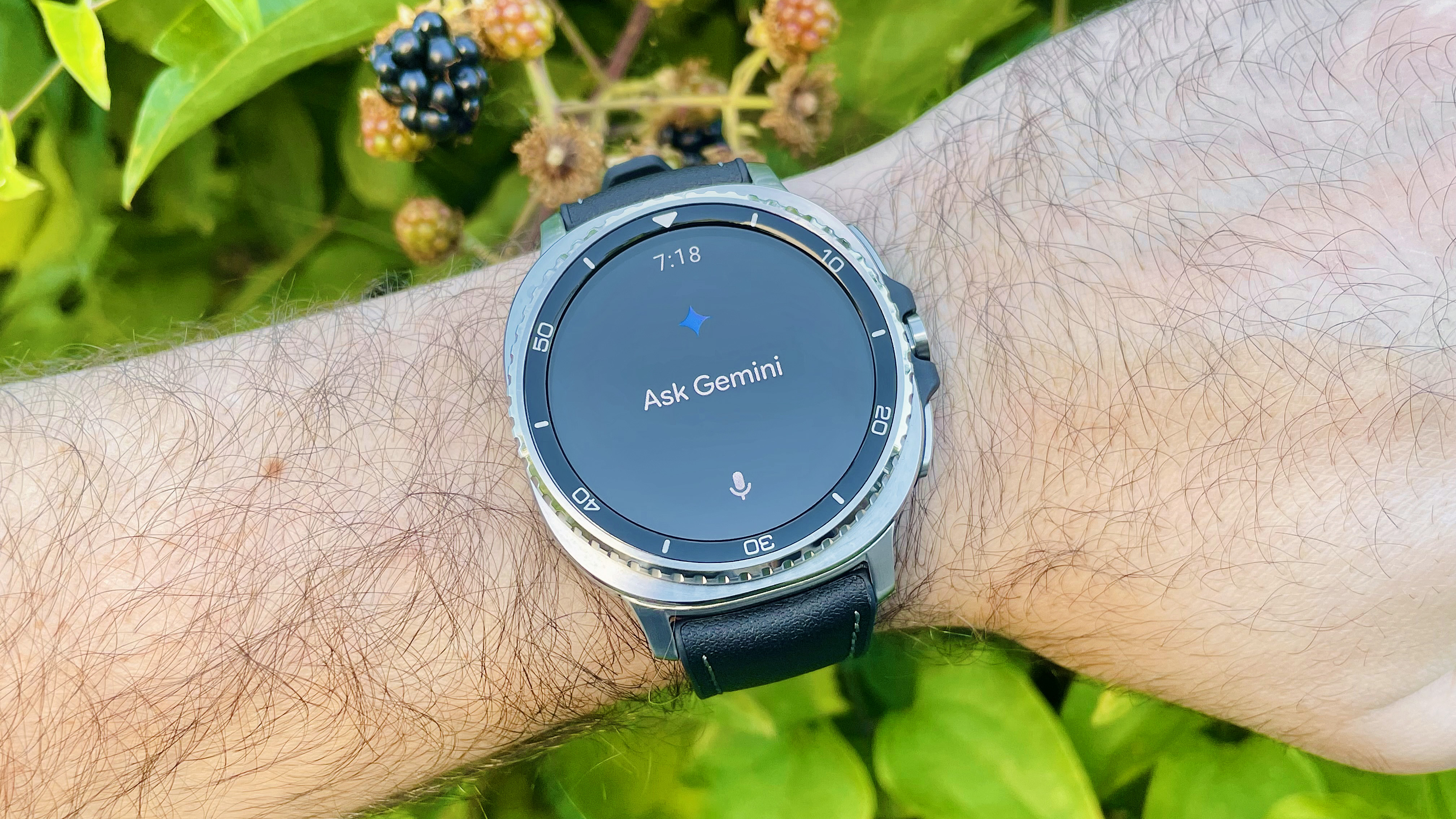 תקריב של Samsung Galaxy Watch Classic על פרק כף היד של משתמש עם אפליקציית Gemini AI פתוחה