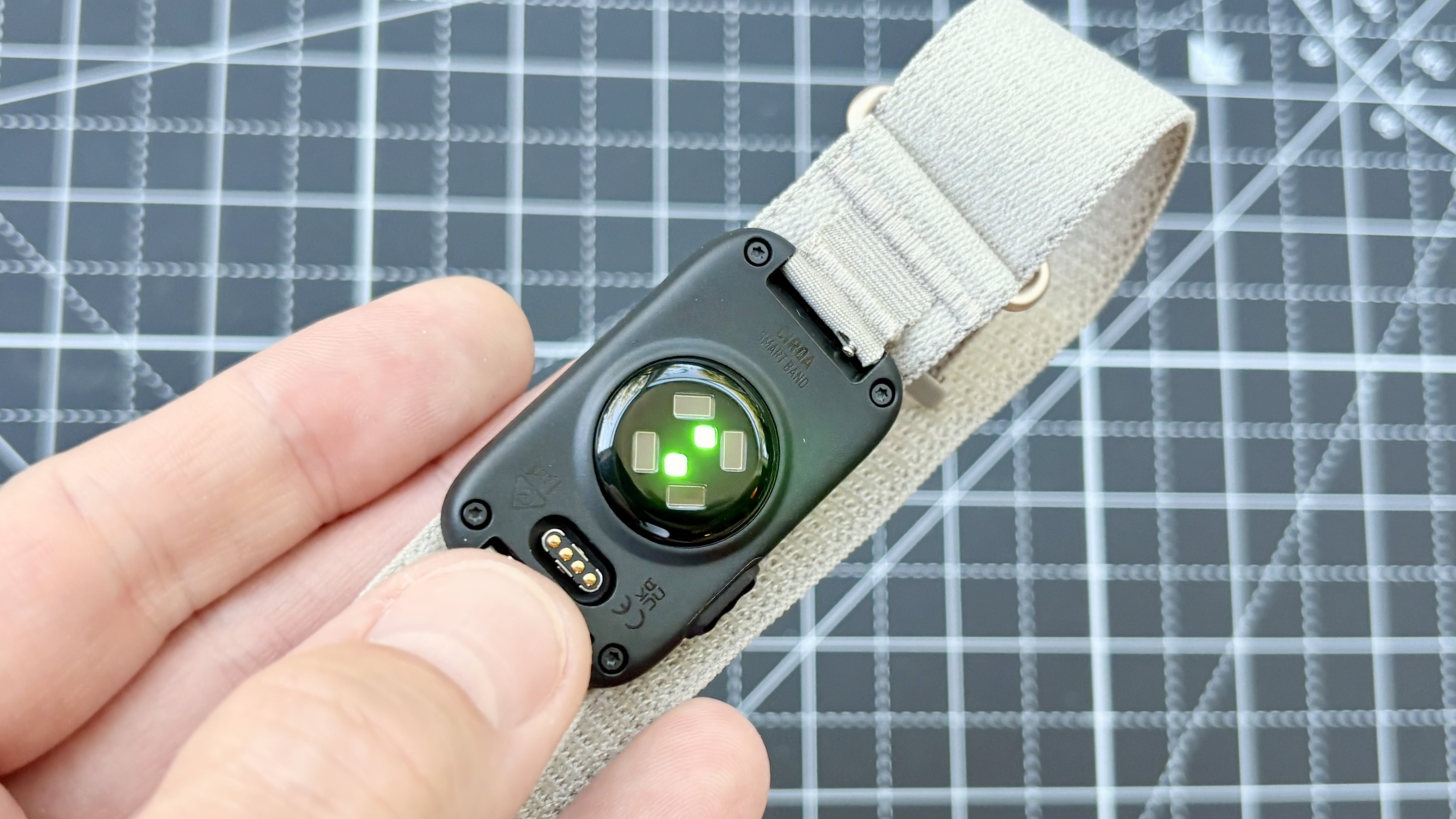תקריב של גשש כושר ללא מסך Garmin Cirqa