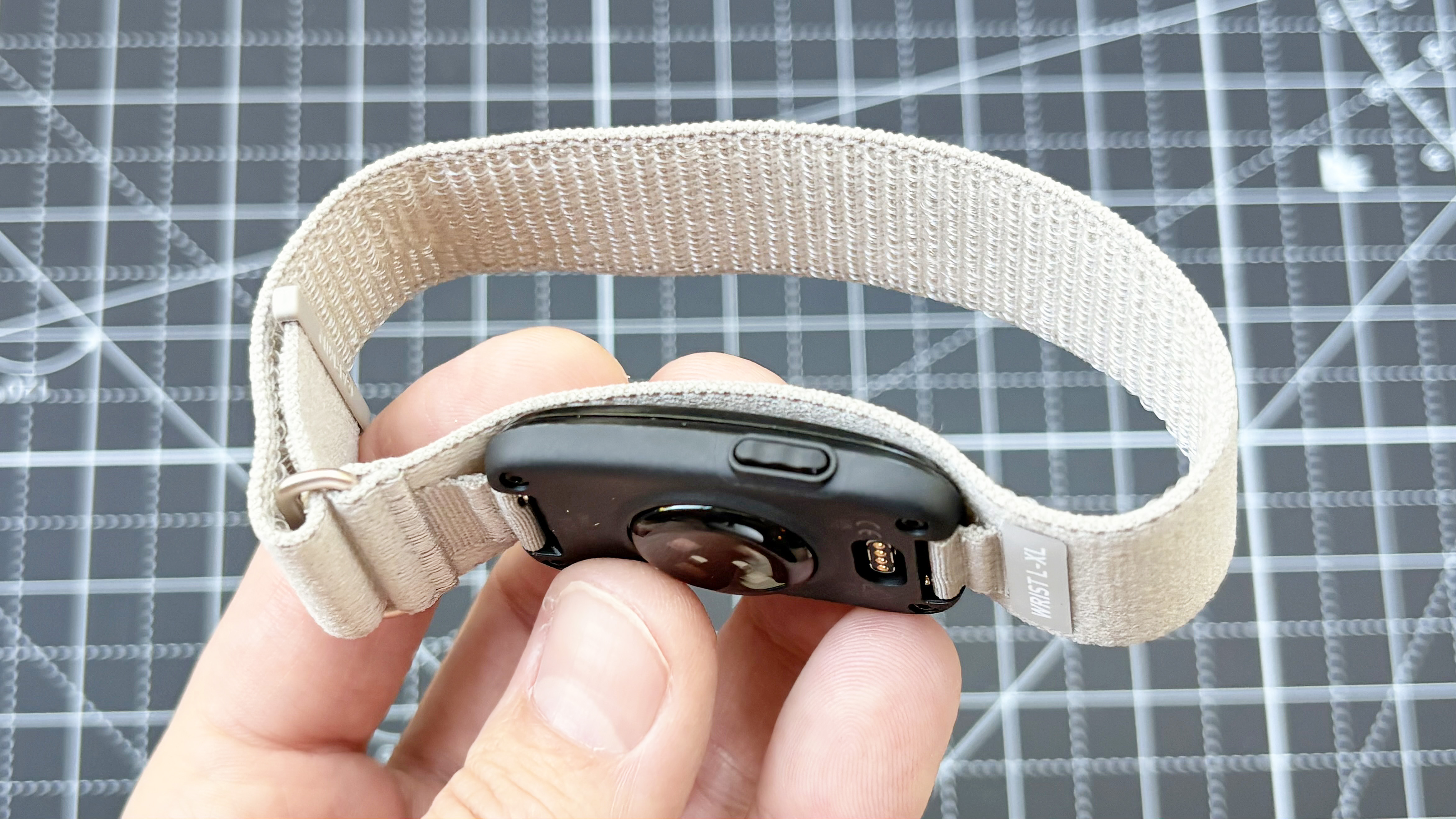תקריב של גשש כושר ללא מסך Garmin Cirqa