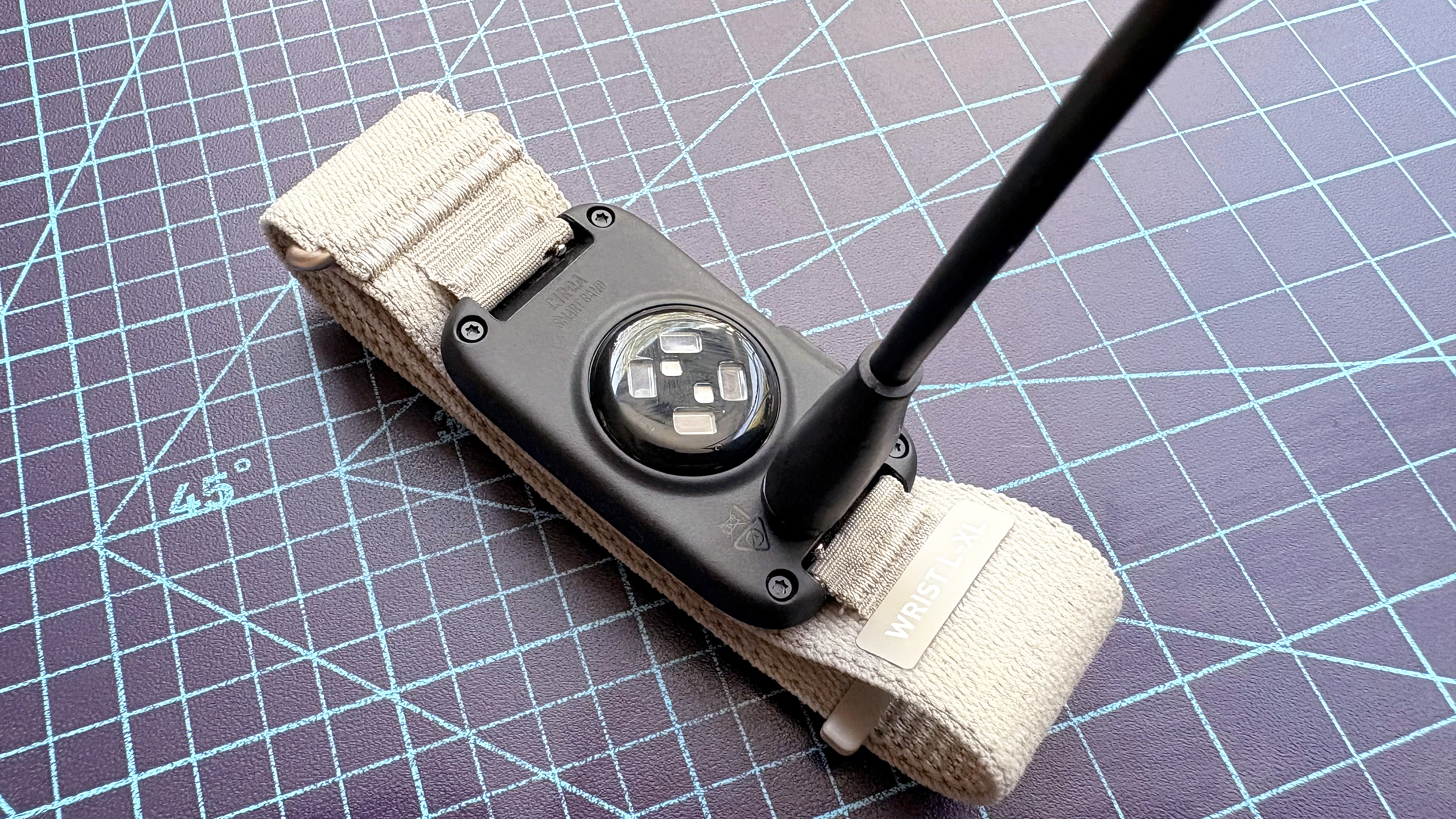 תקריב של גשש כושר ללא מסך Garmin Cirqa