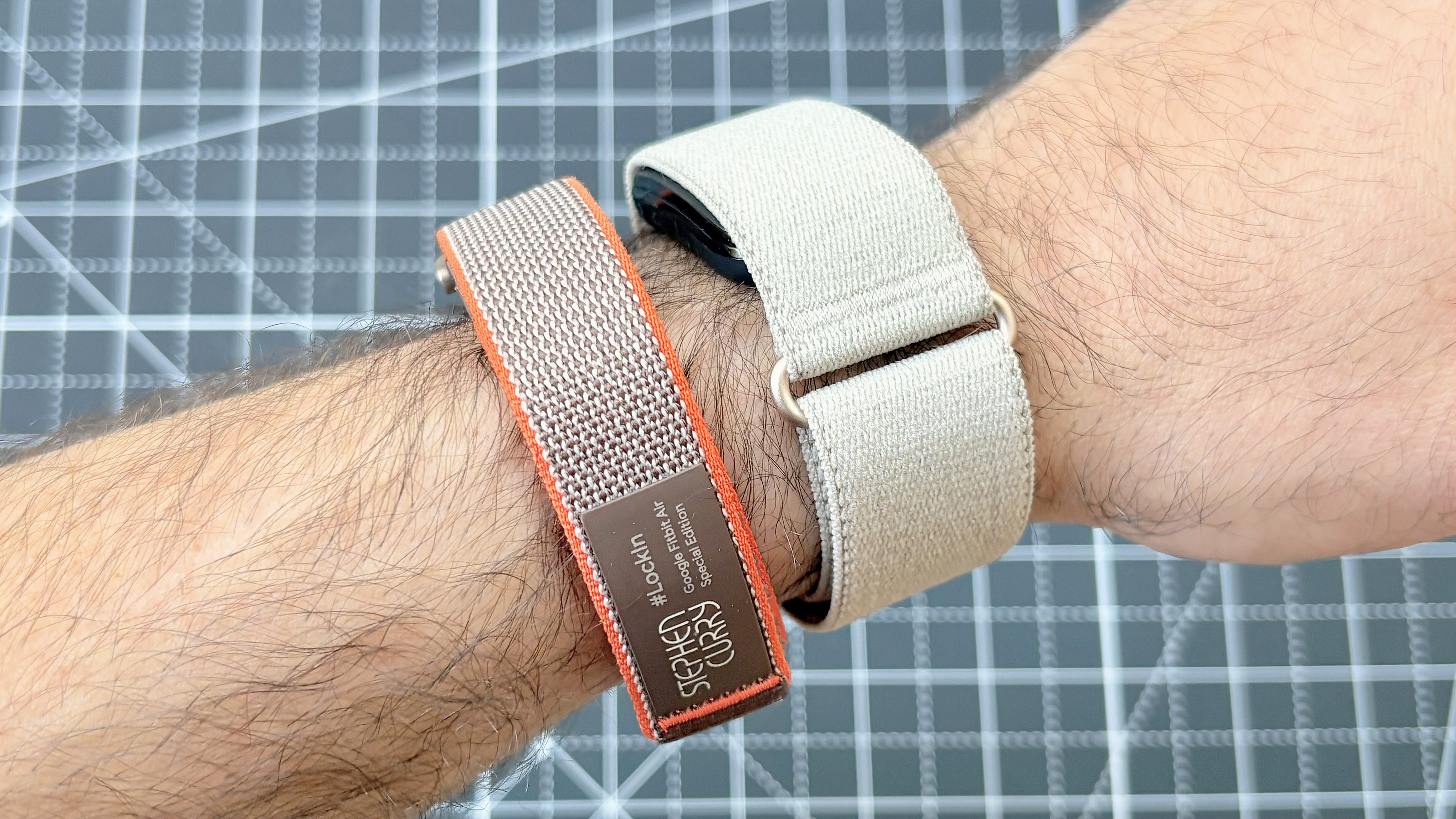 תקריב של גשש כושר ללא מסך Garmin Cirqa
