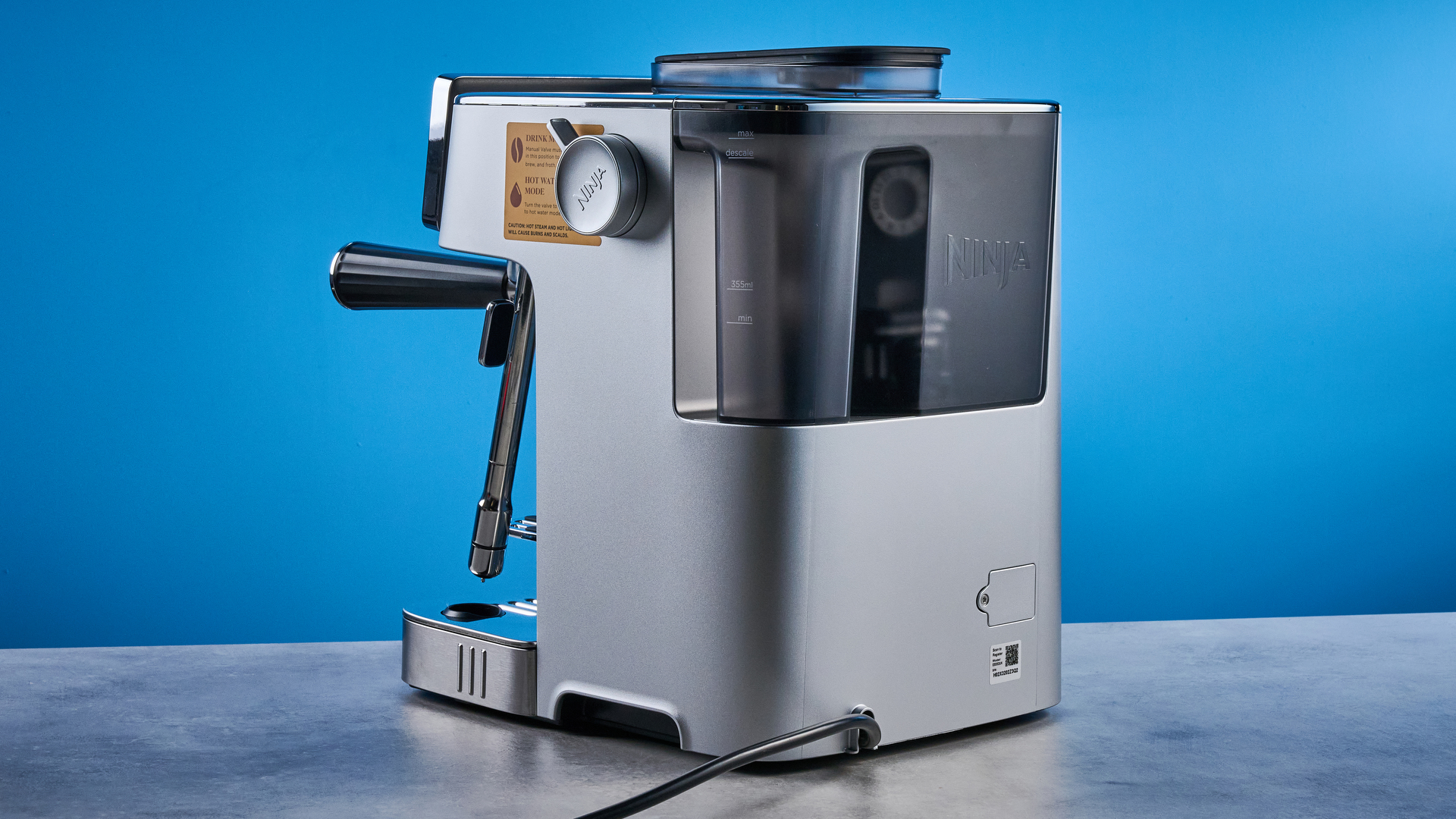 ה-ninja luxe cafe mini plus צולם על רקע המדריך הכחול