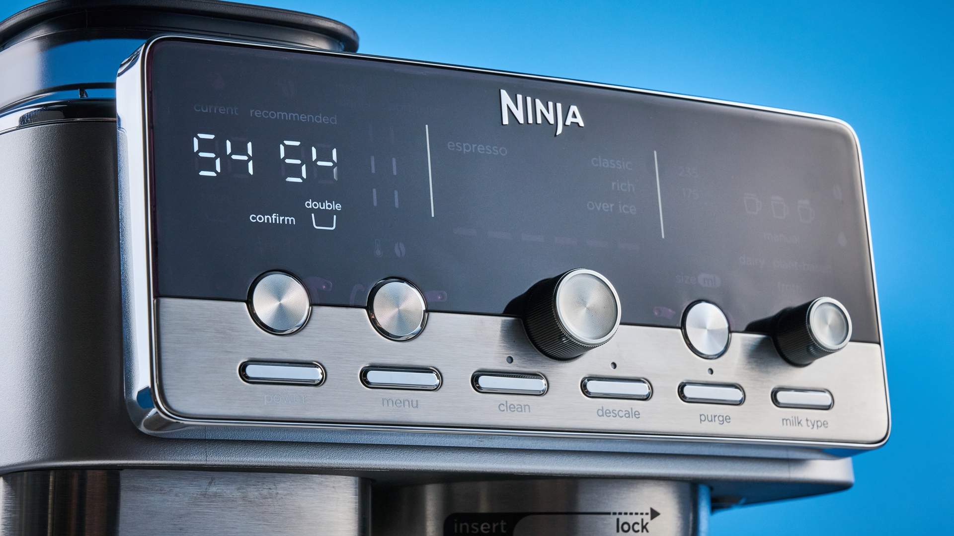 ה-ninja luxe cafe mini plus צולם על רקע המדריך הכחול