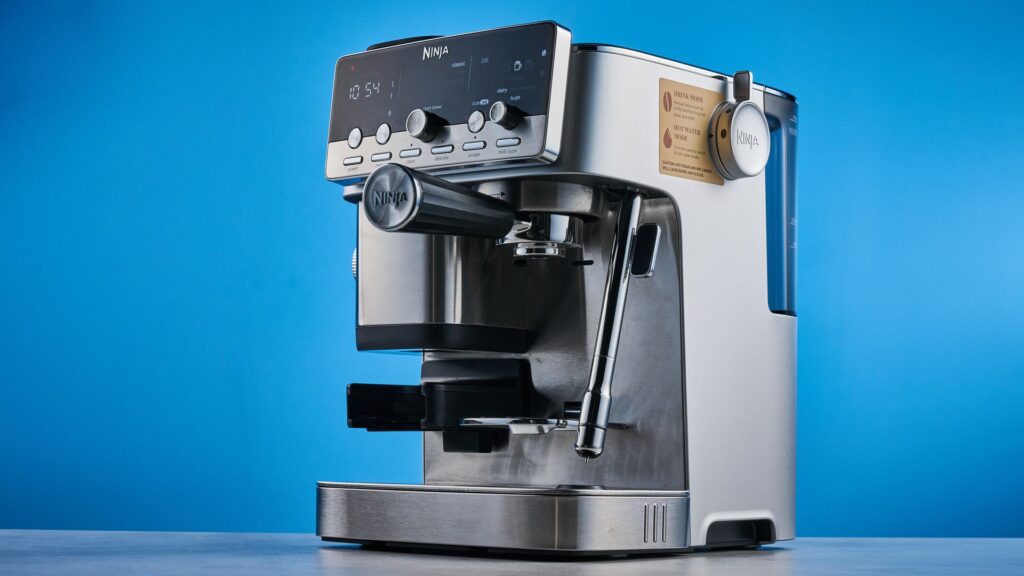 בדקתי את Ninja Luxe Cafe Mini Plus - והוא אידיאלי למתחילים מוחלטים בשל תכונה אחת זו שמשנה את המשחק מאת Erin Bashford פורסם ב-24 ביולי 26 מומלץ. Ninja Luxe Cafe Mini Plus היא אחת ממכונות האספרסו הטובות ביותר למתחילים מלאים, בשל תכונת הסיוע המועילה שלה בחיוג.