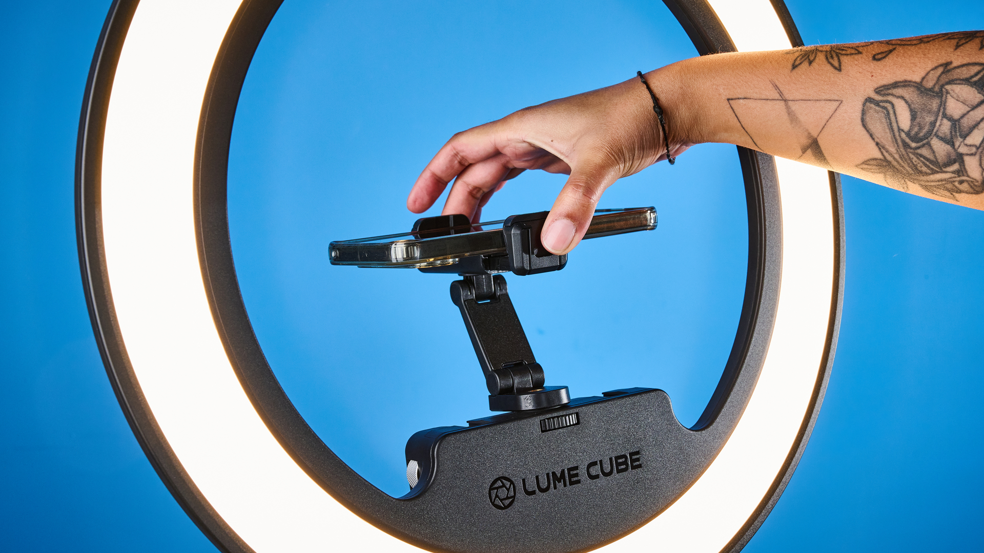 Lume Cube Cordless Ring Light Pro מצולמת מול רקע כחול